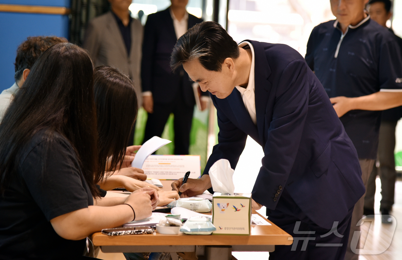 (보령=뉴스1) = 김태흠 충남도지사가 3일 오전 보령시 웅천초등학교에 마련된 웅천읍 제2투표소에서 제21대 대통령선거 투표를 하고 있다. (에이티엔뉴스 제공. 재판매 및 DB 금 …