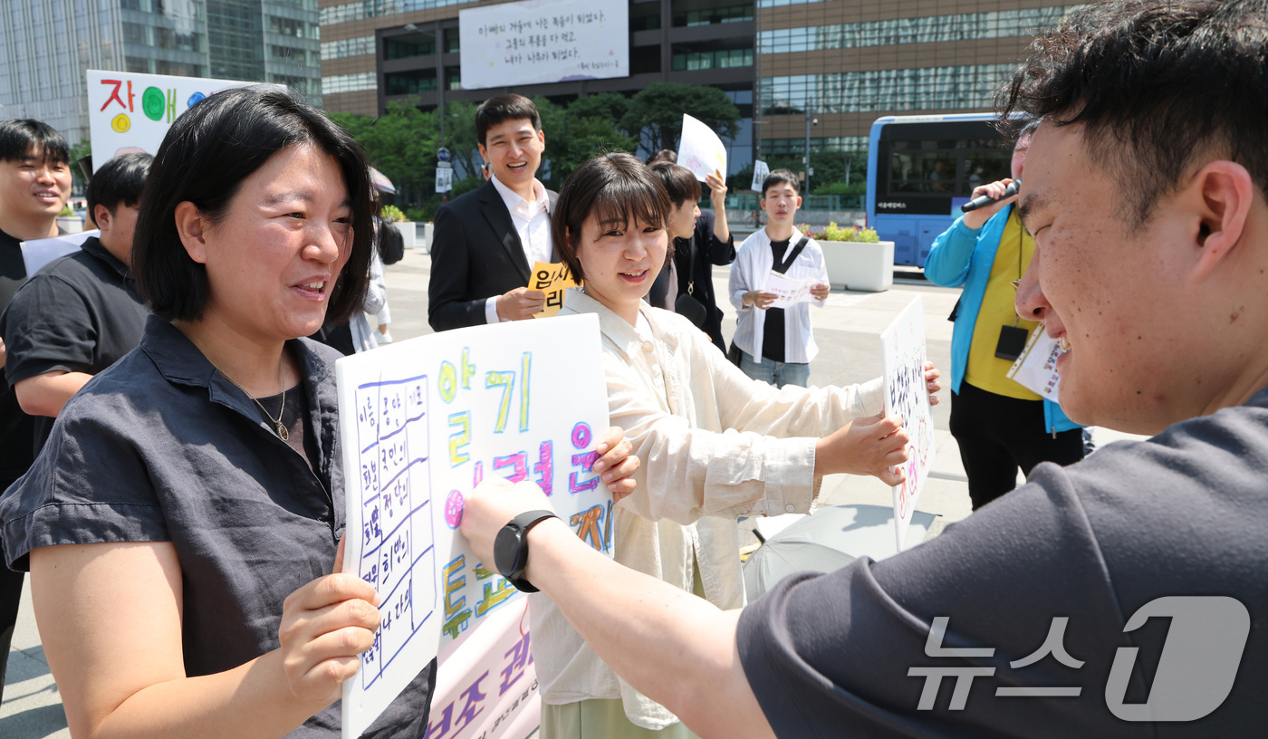 (서울=뉴스1) 임세영 기자 = 한국피플퍼스트 관계자들이 3일 서울 종로구 광화문광장에서 열린 발달장애인유권자 투표보조 권리 보장 촉구 기자회견에서 을 하고 있다.   2025.6 …