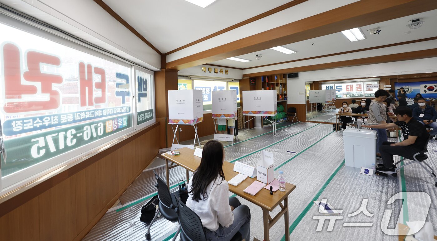 본문 이미지 - 제21대 대통령선거 본투표날인 3일 오전 광주 남구 진월동 제5투표소인 백두태권도 체육관에서 유권자들이 투표를 하고 있다. 2025.6.3/뉴스1 ⓒ News1 김태성 기자