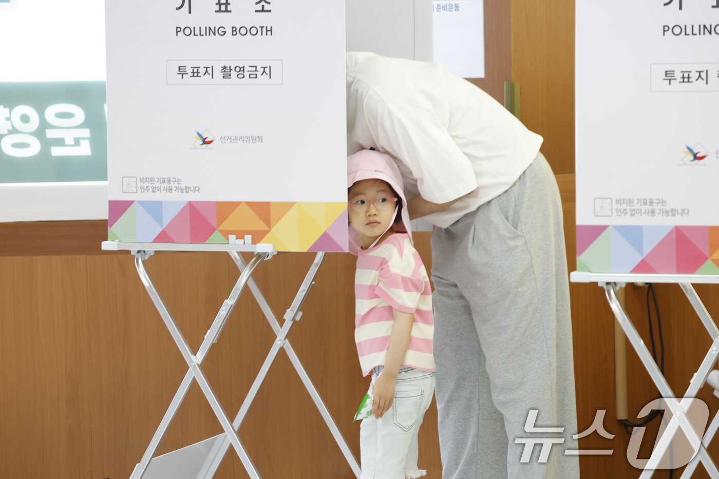 본문 이미지 - 제21대 대통령선거 본투표날인 3일 오전 광주 남구 진월동 제5투표소인 백두태권도 체육관에서 유권자들이 투표를 하고 있다. 2025.6.3/뉴스1 ⓒ News1 김태성 기자