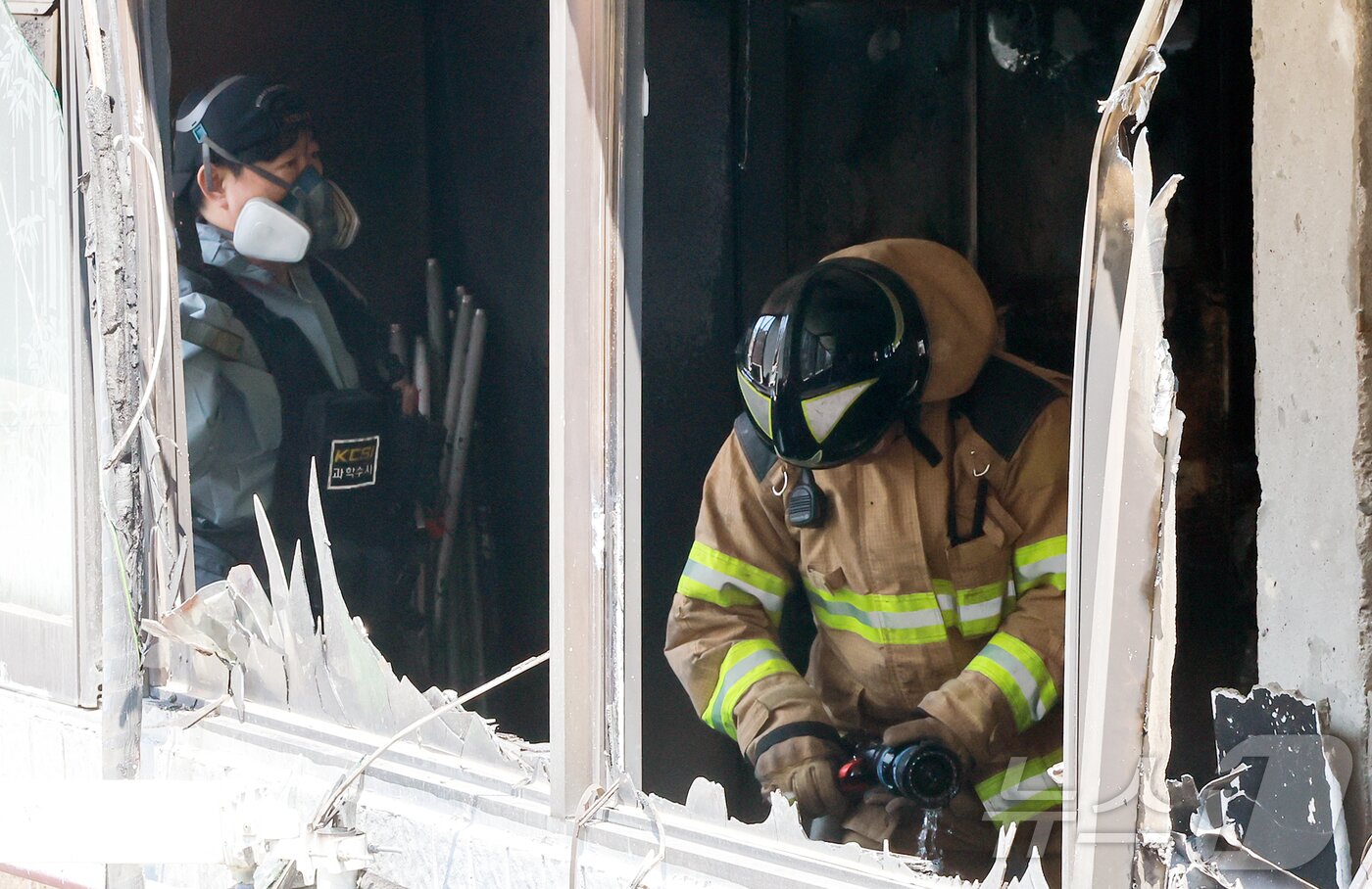 본문 이미지 - 과학수사대와 소방재난본부 관계자들이 3일 오전 화재가 발생한 서울 중구 신당동의 한 봉제공장에서 화재조사를 하고 있다.  2025.6.3/뉴스1 ⓒ News1 김진환 기자