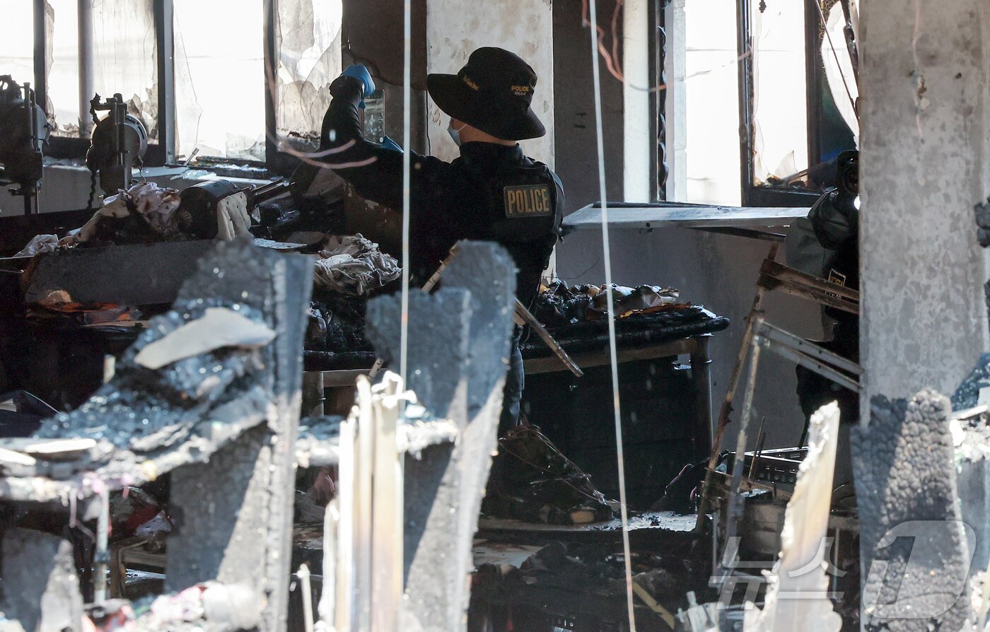 본문 이미지 - 경찰 관계자가 3일 오전 화재가 발생한 서울 중구 신당동의 한 봉제공장에서 화재조사를 하고 있다.  2025.6.3/뉴스1 ⓒ News1 김진환 기자