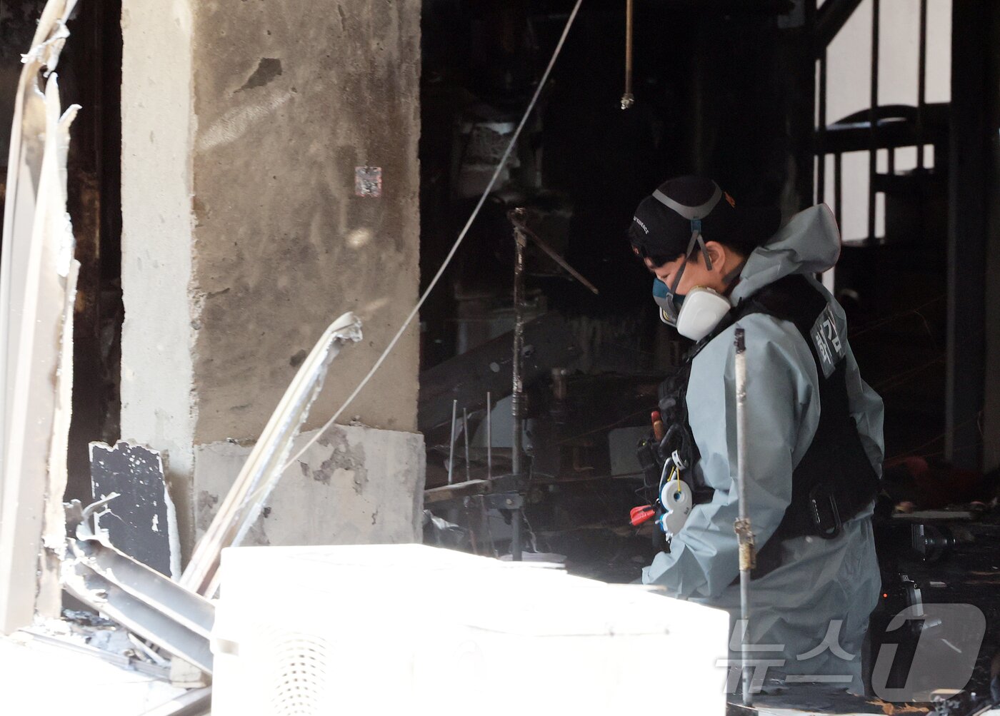 본문 이미지 - 과학수사대 화재감식 관계자가 3일 오전 화재가 발생한 서울 중구 신당동의 한 봉제공장에서 화재조사를 하고 있다.  2025.6.3/뉴스1 ⓒ News1 김진환 기자