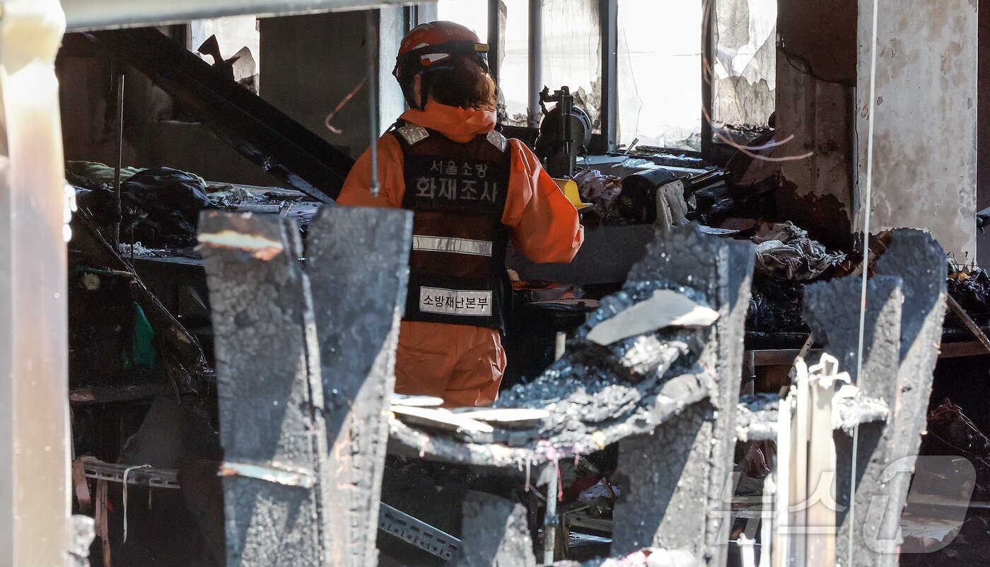 본문 이미지 - 소방재난본부 관계자가 3일 오전 화재가 발생한 서울 중구 신당동의 한 봉제공장에서 화재조사를 하고 있다.  2025.6.3/뉴스1 ⓒ News1 김진환 기자