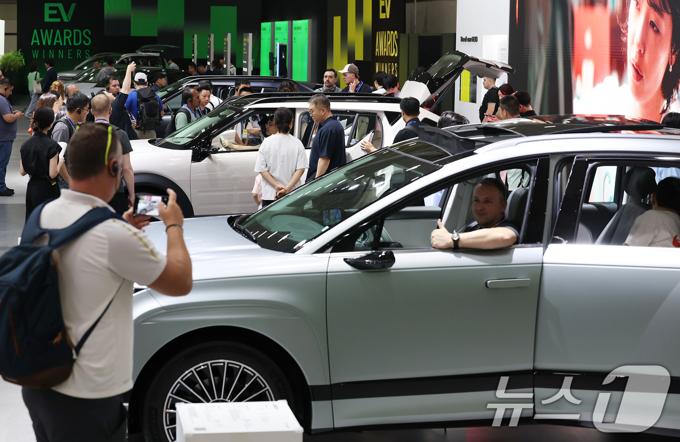 (서울=뉴스1) 오대일 기자 = 3일 오전 서울 강남구 코엑스에서 열린 'EV트렌드코리아 2025'에서 방문객들이 현대자동차 부스를 살펴보고 있다.국내 대표 전기차 전시회  'EV …