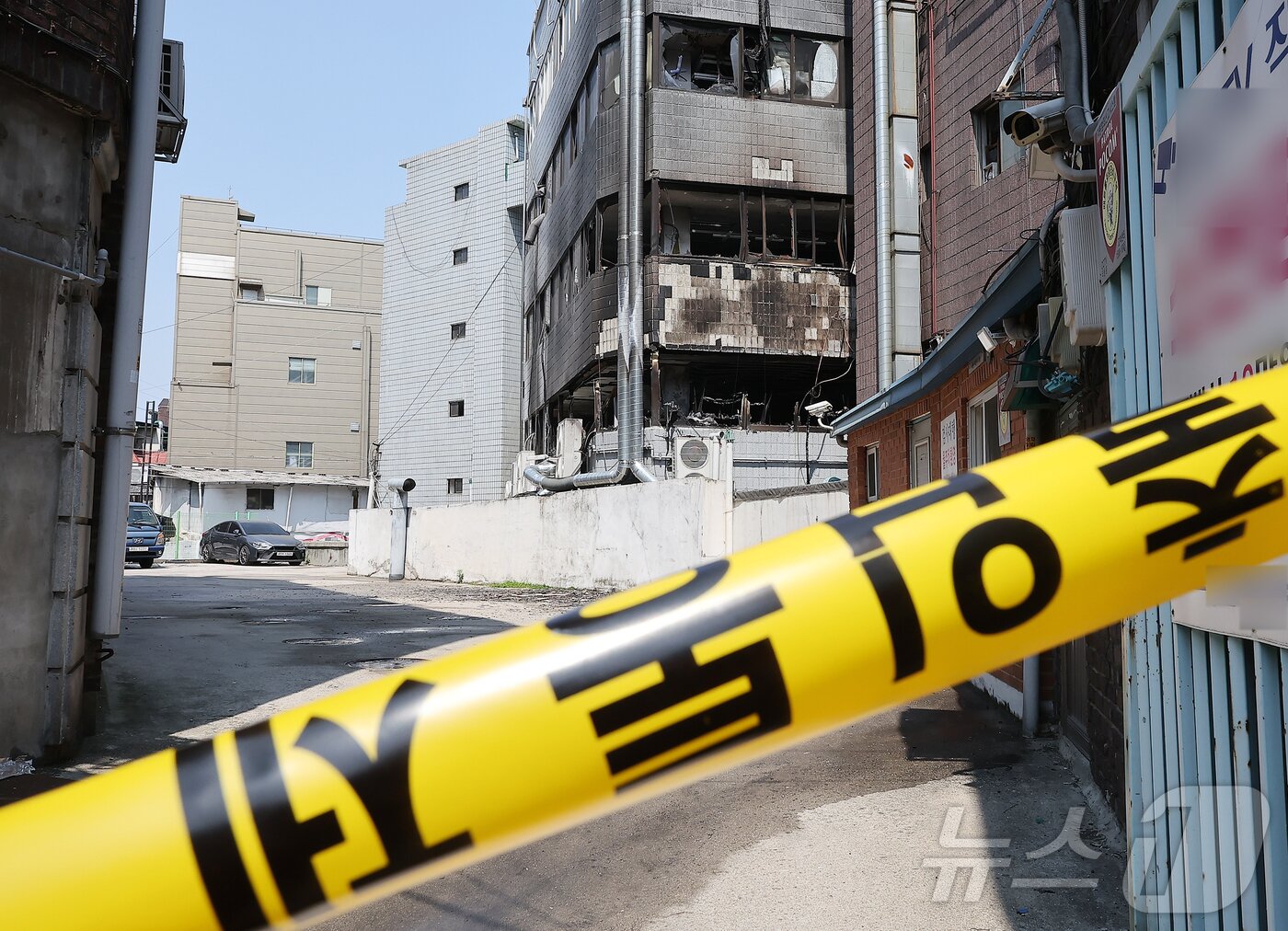 본문 이미지 - 3일 오전 화재가 발생한 서울 중구 신당동의 한 봉제공장이 출입통제 되고 있다. 소방당국은 이날 오전 9시 35분께 서울 중구 신당동의 5층 규모 건물 2층의 봉제공장에서 난 불로 이 사고로 현재까지 1명이 숨지고 1명이 부상을 입었다고 밝혔다..2025.6.3/뉴스1 ⓒ News1 김진환 기자