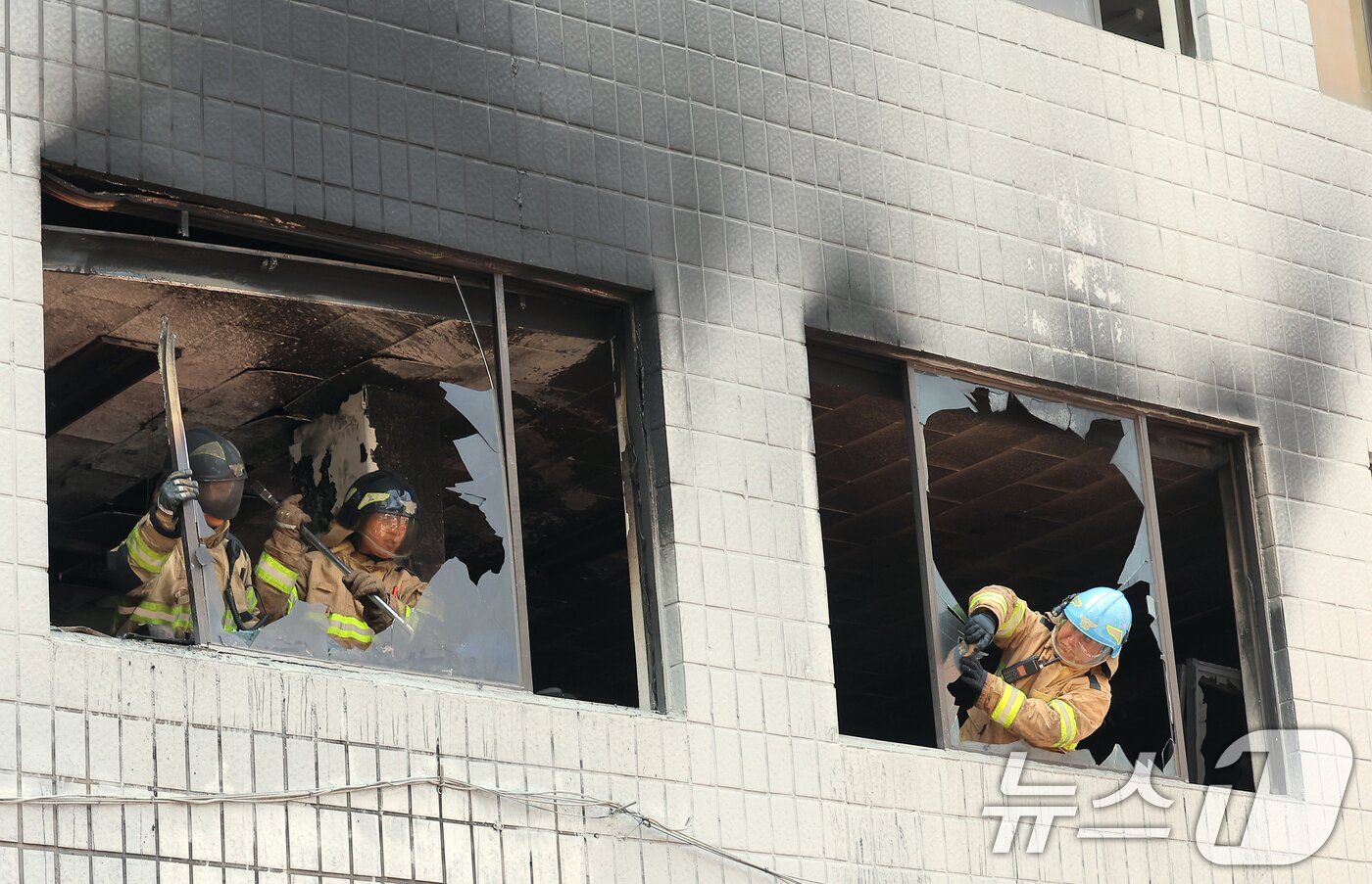 본문 이미지 - 3일 서울 중구 신당동 봉제공장에서 화재가 발생, 출동한 소방 대원들이 깨진 유리창과 창틀을 정리하고 있다. 2025.6.3/뉴스1 ⓒ News1 박정호 기자