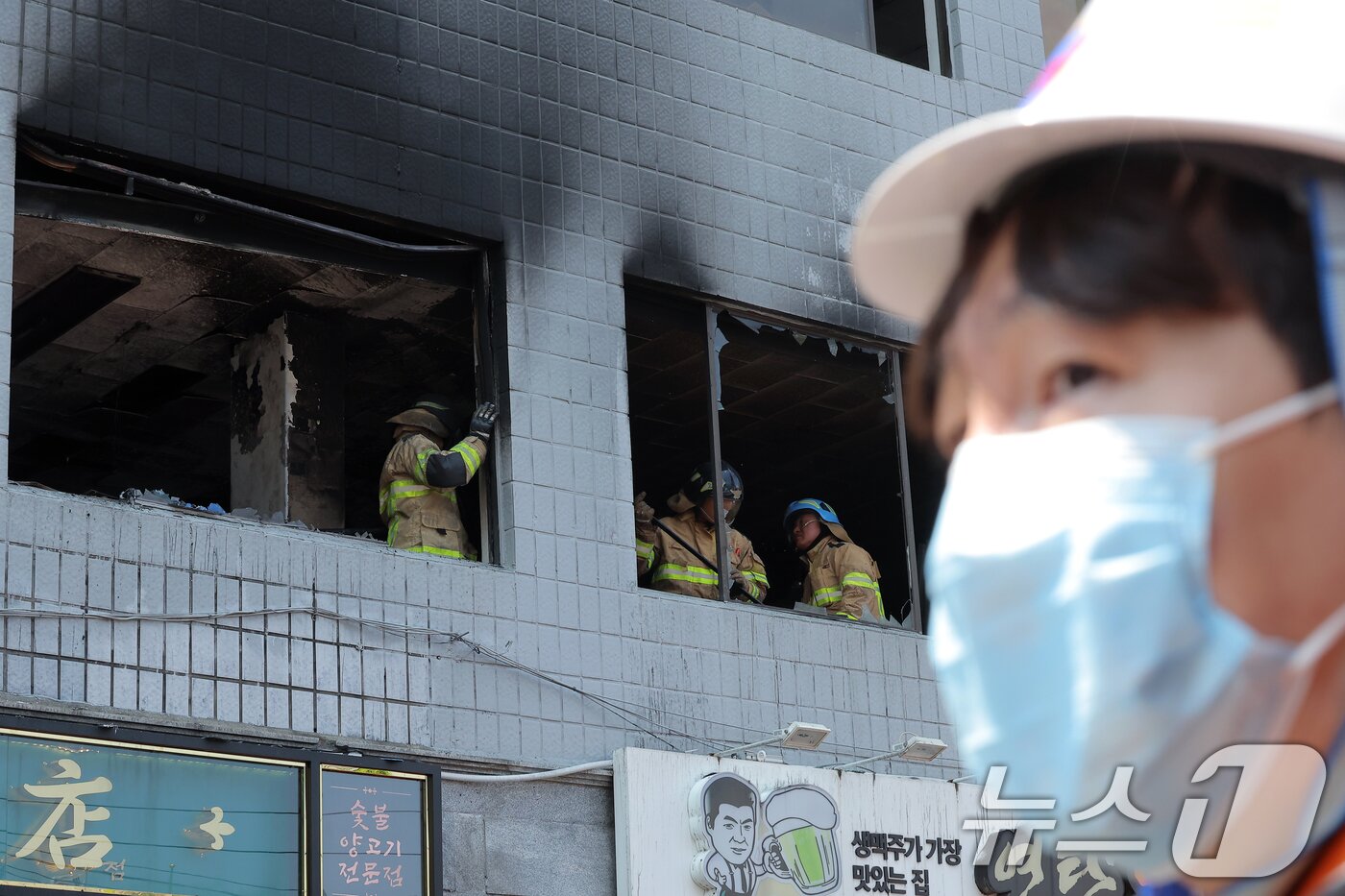 본문 이미지 - 3일 서울 중구 신당동 봉제공장에서 화재가 발생, 출동한 소방 대원들이 깨진 유리창과 창틀을 정리하고 있다.  2025.6.3/뉴스1 ⓒ News1 박정호 기자