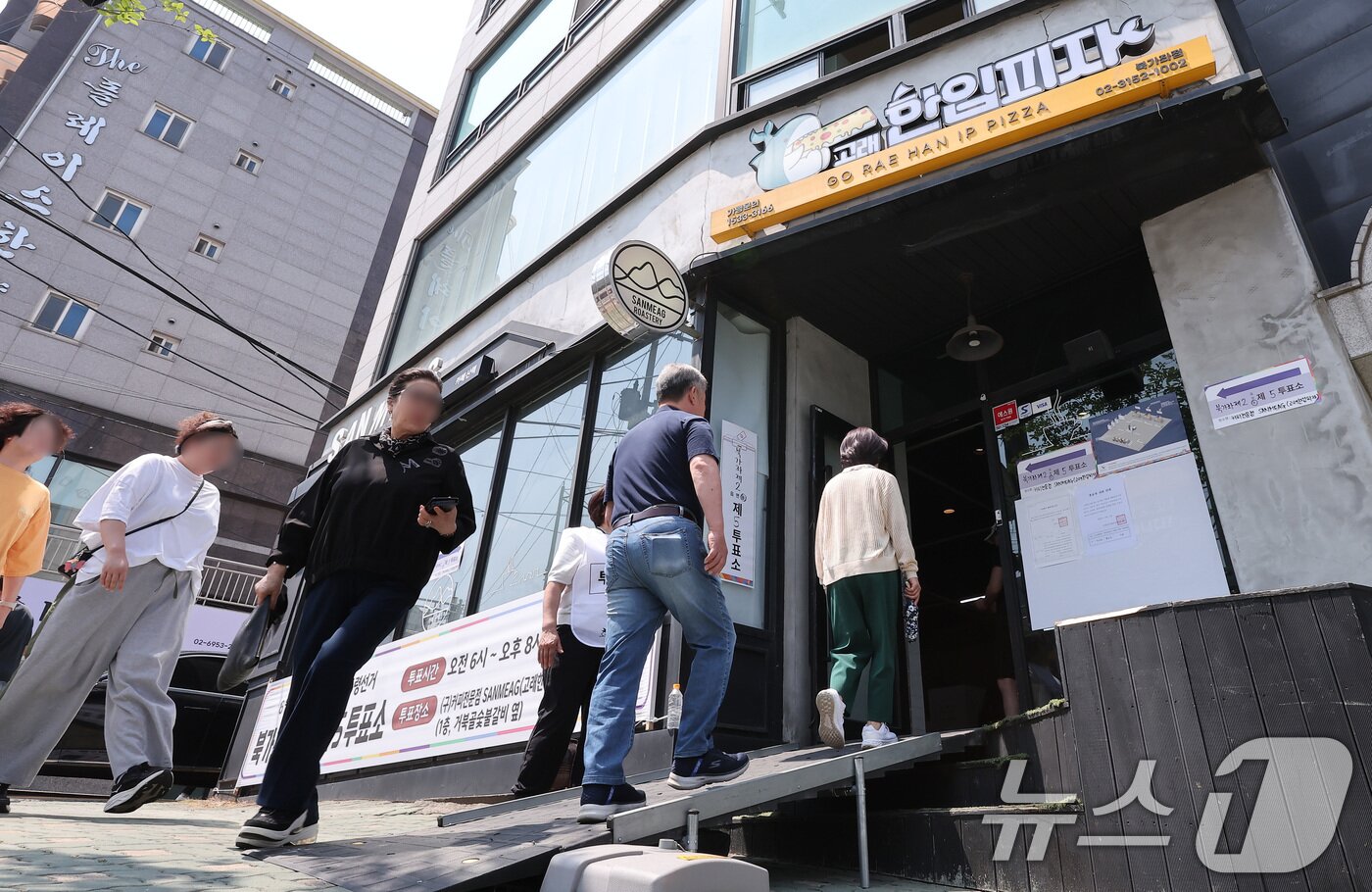 본문 이미지 - 제21대 대통령 선거일인 3일 서울 서대문구 고래한입피자에 마련된 북가좌제2동 제5투표소에서 유권자들이 투표를 하기 위해 입장하고 있다. 2025.6.3/뉴스1 ⓒ News1 김성진 기자