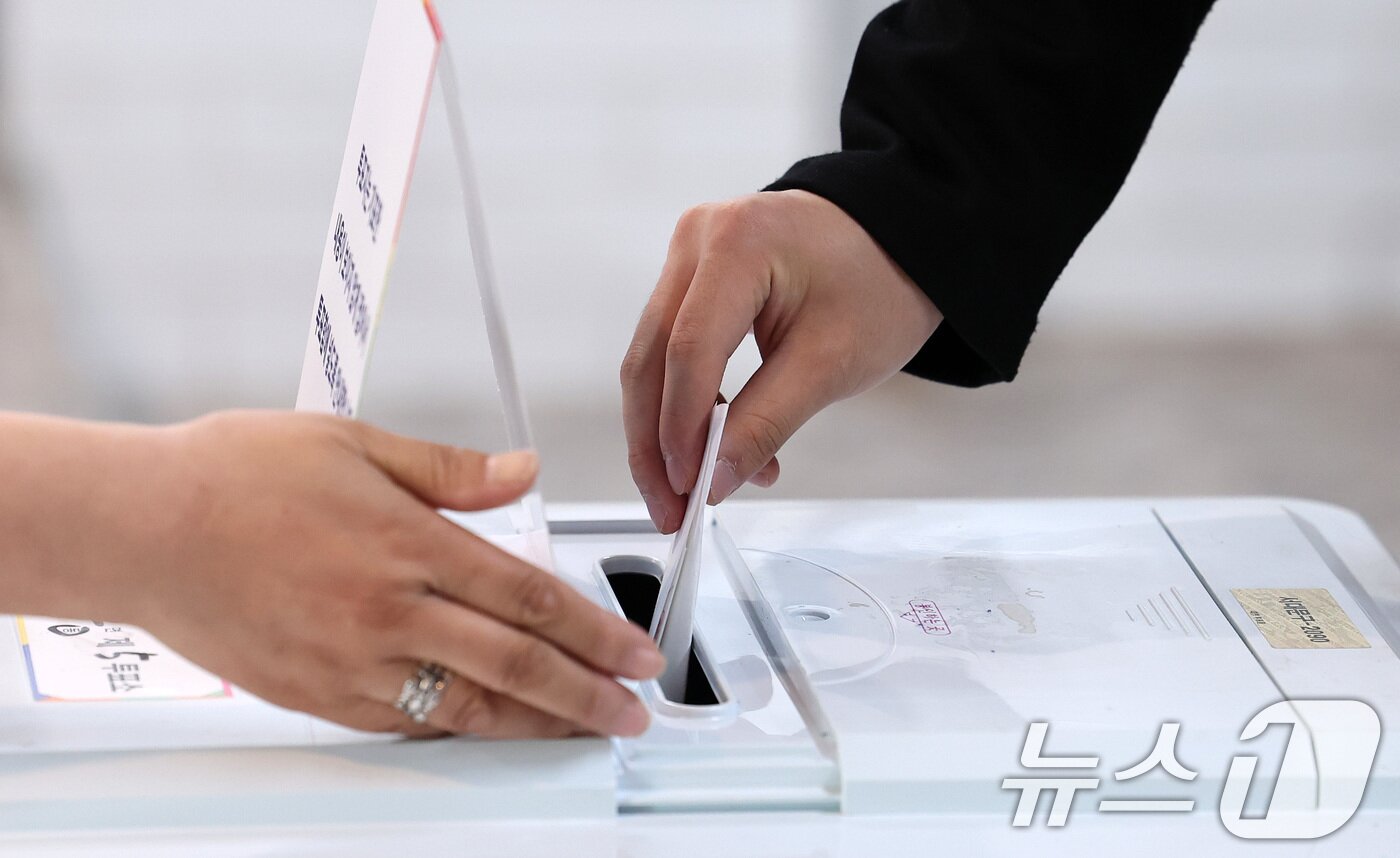 본문 이미지 - 제21대 대통령 선거일인 3일 서울 서대문구 고래한입피자에 마련된 북가좌제2동 제5투표소를 찾은 유권자들이 투표하고 있다. 2025.6.3/뉴스1 ⓒ News1 김성진 기자