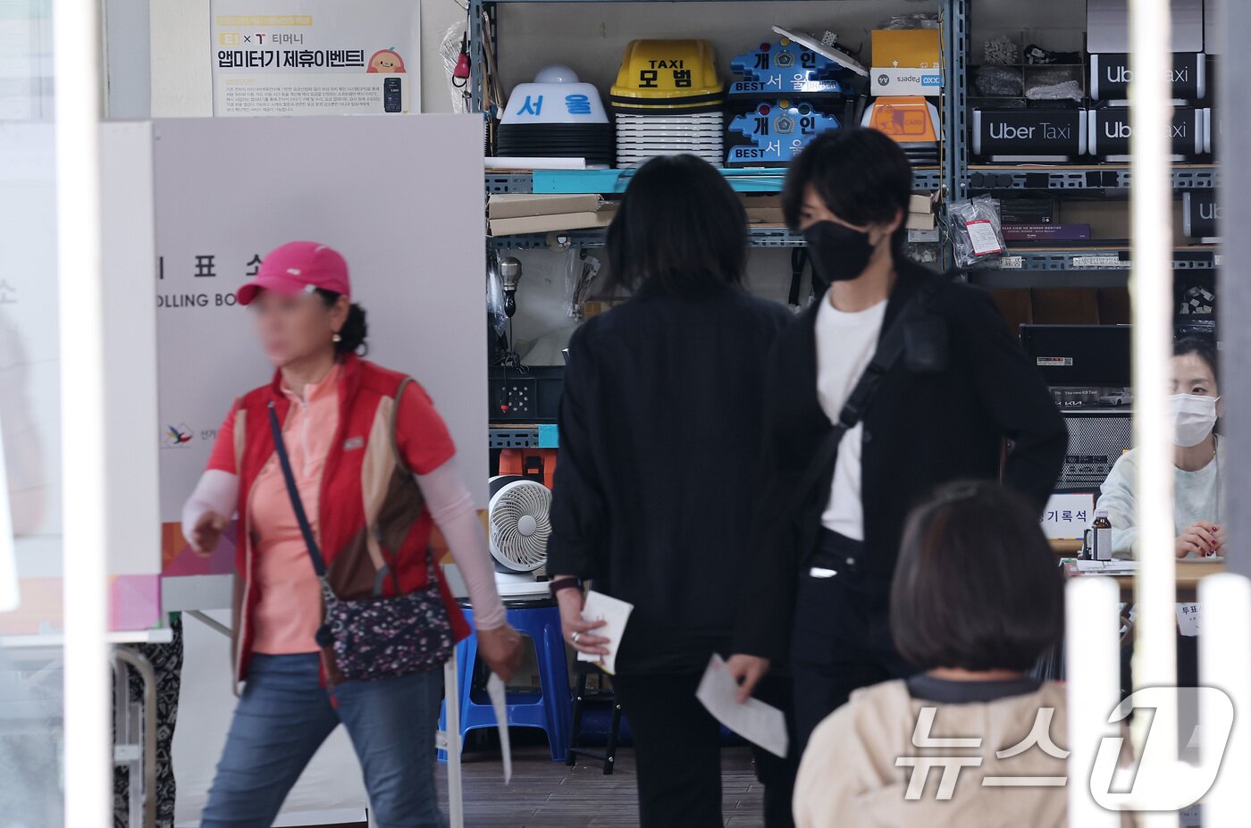 본문 이미지 - 제21대 대통령 선거일인 3일 서울 서대문구 서울상사택시미터에 마련된 북가좌제2동 제7투표소를 찾은 유권자들이 투표를 하고 있다. 2025.6.3/뉴스1 ⓒ News1 김성진 기자