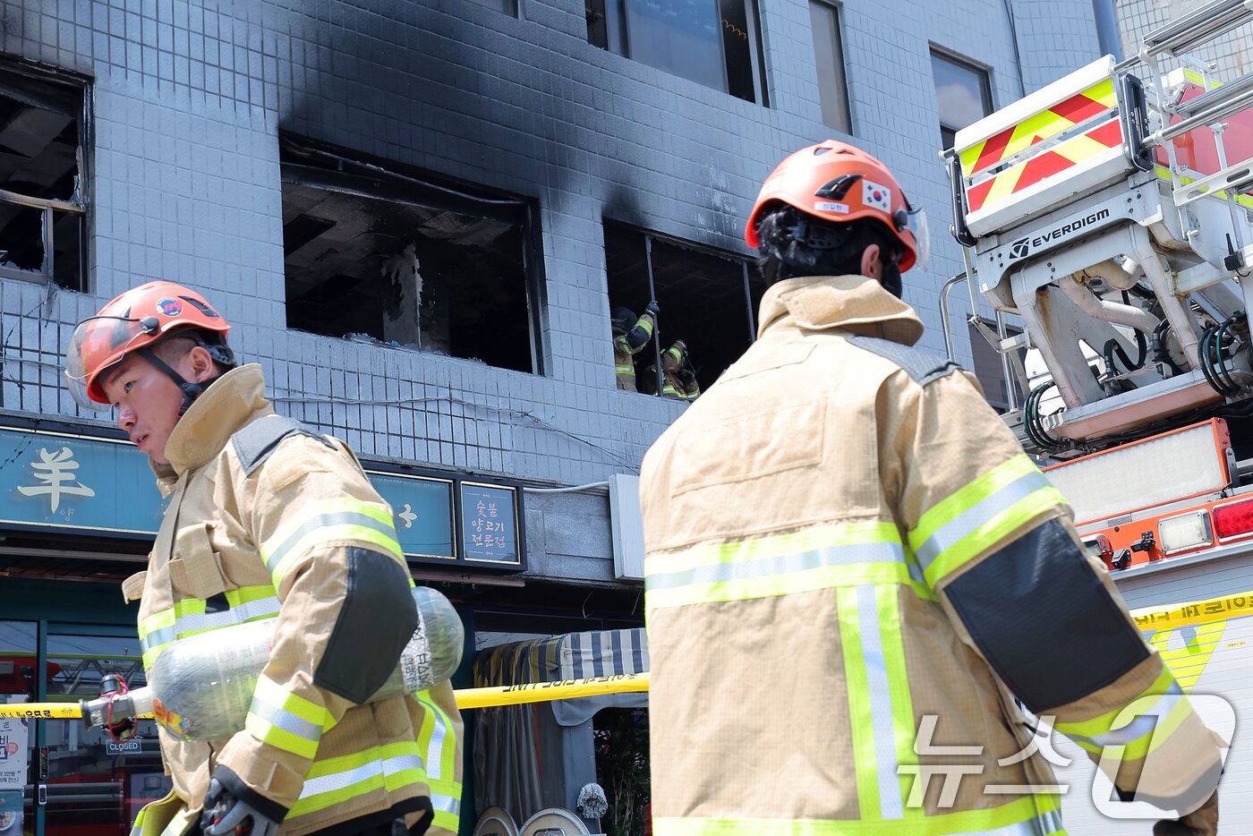 본문 이미지 - 3일 서울 중구 신당동 봉제공장에서 화재가 발생, 출동한 소방 대원들이 깨진 유리창과 창틀을 정리하고 있다.  2025.6.3/뉴스1 ⓒ News1 박정호 기자