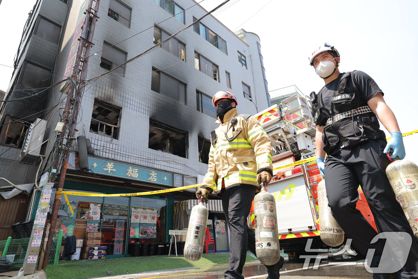 본문 이미지 - 3일 서울 중구 신당동 봉제공장에서 화재가 발생, 출동한 소방 대원들이 현장을 정리하고 있다.  2025.6.3/뉴스1 ⓒ News1 박정호 기자
