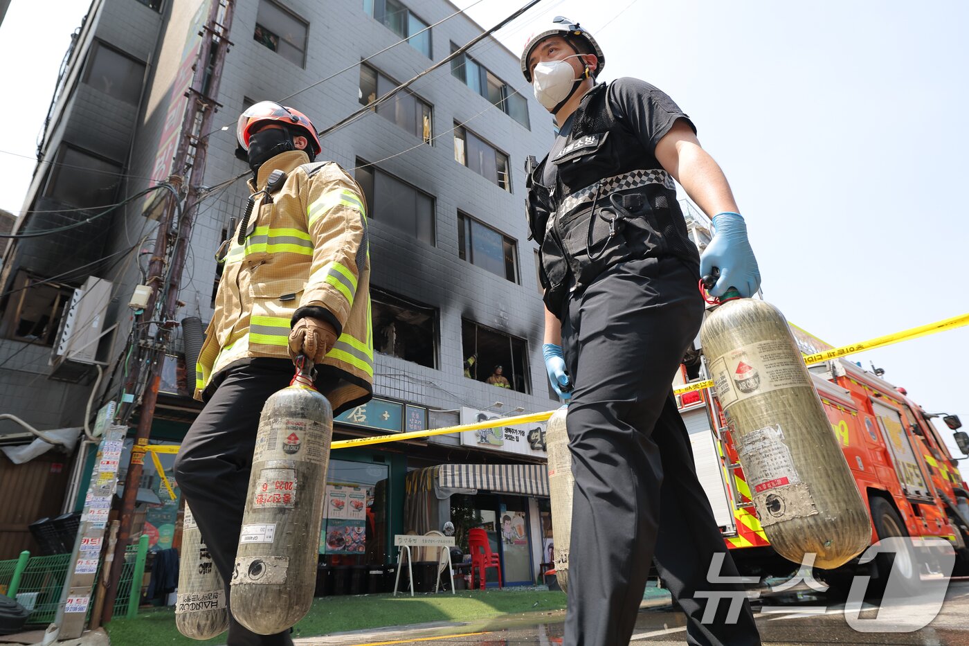 본문 이미지 - 3일 서울 중구 신당동 봉제공장에서 화재가 발생, 출동한 소방 대원들이 현장을 정리하고 있다.  2025.6.3/뉴스1 ⓒ News1 박정호 기자