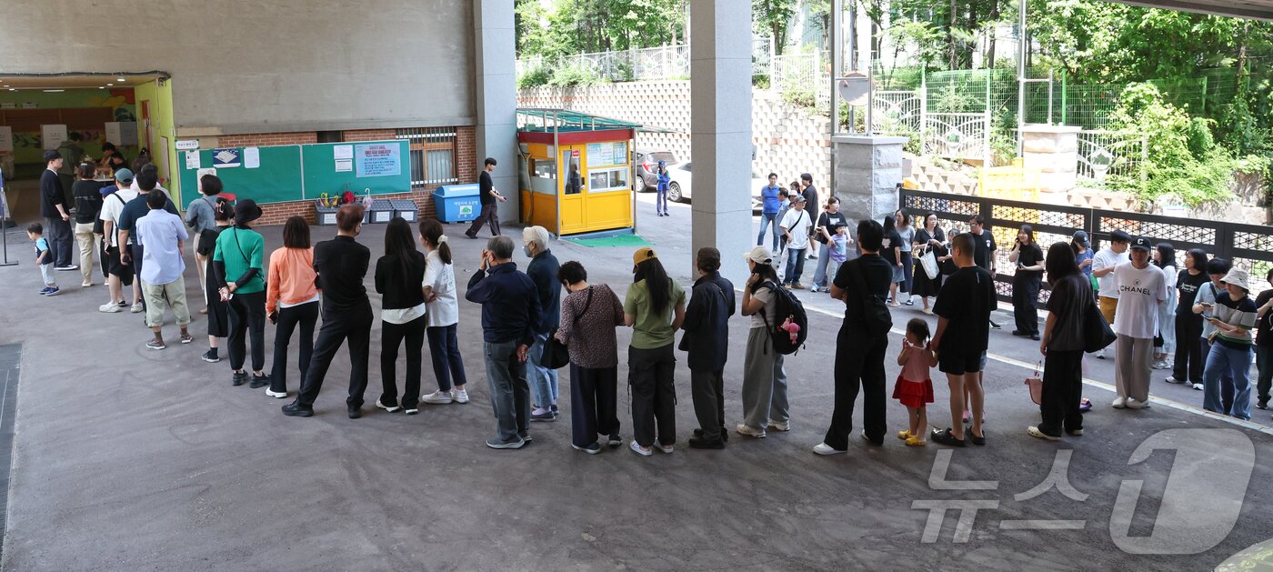 본문 이미지 - 제21대 대통령 선거 투표일인 3일 서울 강북구 삼각산초등학교에 마련된 투표소에서 유권자가 투표를 하기 위해 줄을 서 있다. 2025.6.3/뉴스1 ⓒ News1 허경 기자
