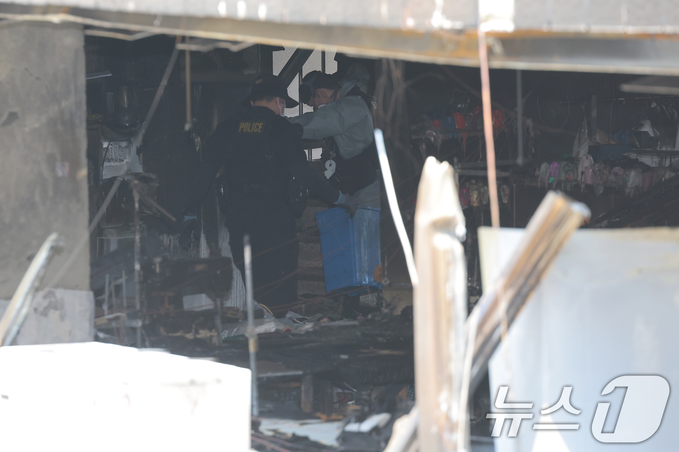 (서울=뉴스1) 박정호 기자 = 3일 서울 중구 신당동 봉제공장에서 화재가 발생, 완진 후 경찰이 화재감식을 벌이고 있다. 1명이 사망하고 4명이 다친 이날 화재에 소방당국은 목격 …