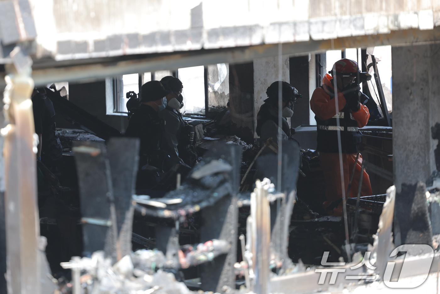 (서울=뉴스1) 박정호 기자 = 3일 서울 중구 신당동 봉제공장에서 화재가 발생, 완진 후 경찰과 소방 관계자들이 화재감식을 벌이고 있다. 1명이 사망하고 4명이 다친 이날 화재에 …