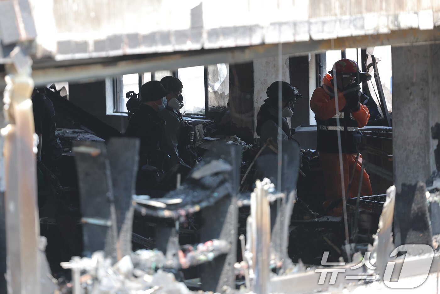 본문 이미지 - 3일 서울 중구 신당동 봉제공장에서 화재가 발생, 완진 후 경찰과 소방 관계자들이 화재감식을 벌이고 있다.  2025.6.3/뉴스1 ⓒ News1 박정호 기자