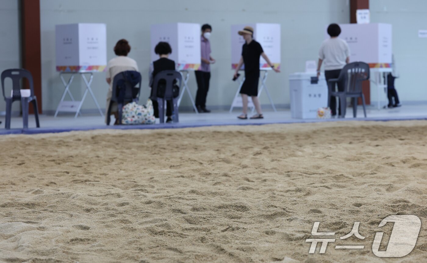 본문 이미지 - 제21대 대통령 선거일인 3일 경기 성남시 중원구 성남종합운동장 실내씨름장에 마련된 성남동제2투표소에서 유권자들이 투표를 하고 있다. 2025.6.3/뉴스1 ⓒ News1 김영운 기자
