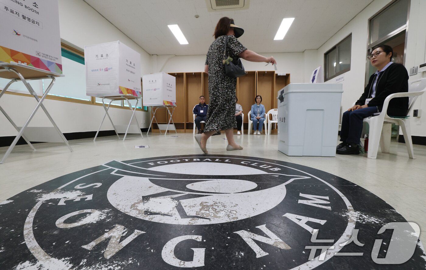 본문 이미지 - 제21대 대통령 선거일인 3일 경기 성남시 중원구 성남종합운동장 주경기장 홈팀 선수대기실에 마련된 성남동제1투표소에서 유권자들이 투표를 하고 있다. 2025.6.3/뉴스1 ⓒ News1 김영운 기자
