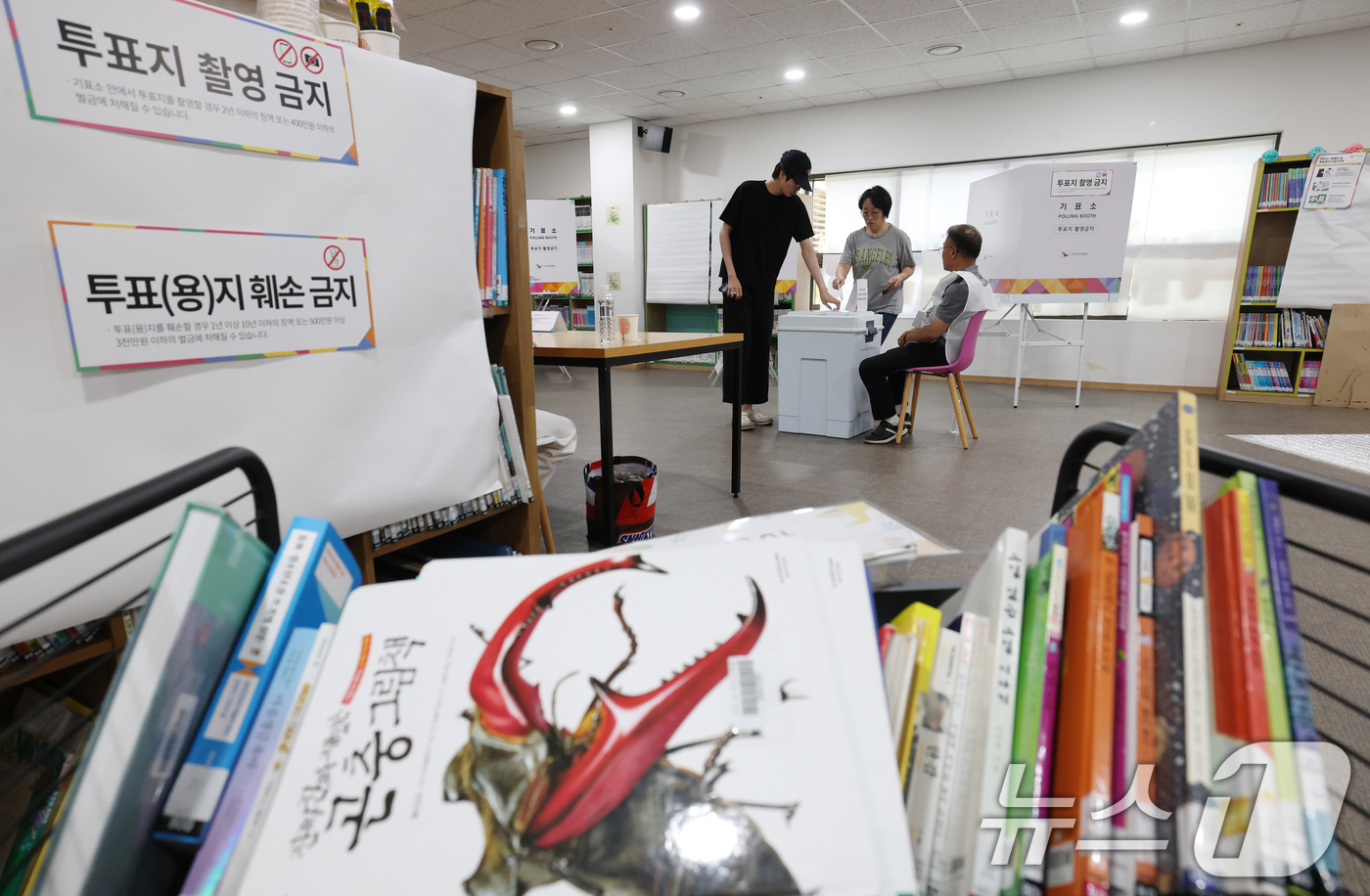 (화성=뉴스1) 김영운 기자 = 제21대 대통령 선거일인 3일 경기 화성시 서동탄역파크자이아파트 작은도서관에 마련된 진안동제8투표소에서 유권자들이 투표를 하고 있다. 2025.6. …