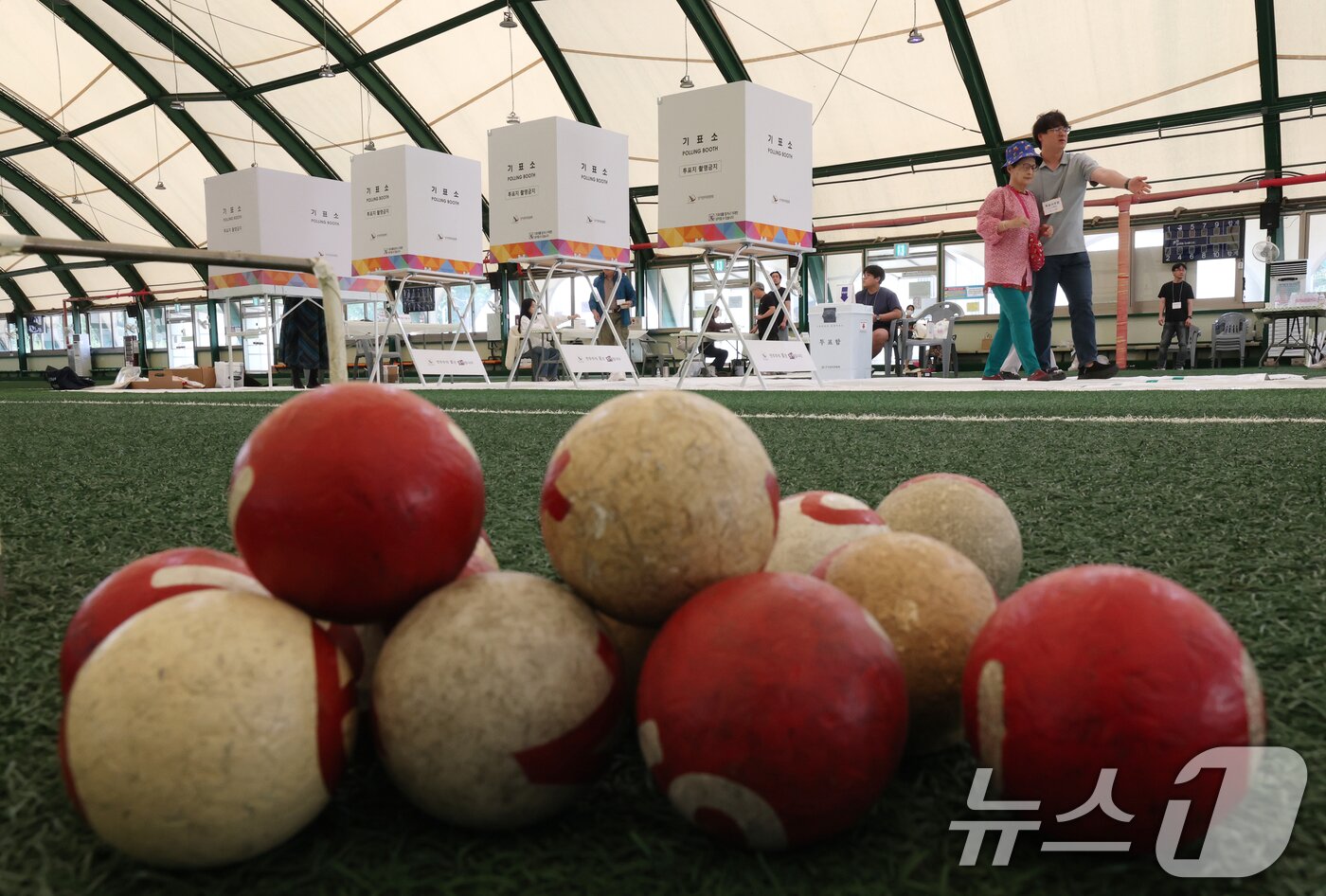 본문 이미지 - 제21대 대통령 선거일인 3일 경기 수원시 권선구 여기산게이트볼장에 마련된 서둔동제2투표소에서 유권자들이 투표를 하고 있다. 2025.6.3/뉴스1 ⓒ News1 김영운 기자