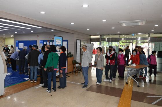 [속보] 오후 5시 투표율 73.9%…지난 대선보다 0.3%p↑