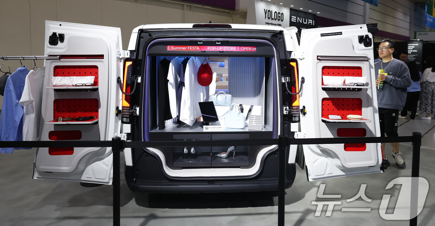 (서울=뉴스1) 오대일 기자 = 3일 오전 서울 강남구 코엑스에서 열린 'EV트렌드코리아 2025'에서 방문객들이 기아가 LG전자와 협업한 'PV5 슈필라움 스튜디오' 차량을 살펴 …