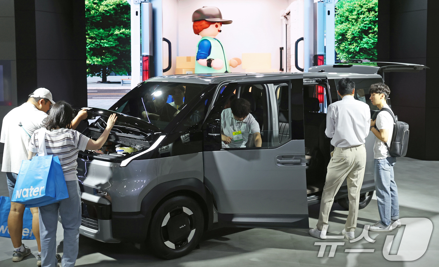 (서울=뉴스1) 오대일 기자 = 3일 오전 서울 강남구 코엑스에서 열린 'EV트렌드코리아 2025'에서 방문객들이 기아의 목적기반차량(PBV) 비즈니스의 첫 양산 모델 'PV5 패 …