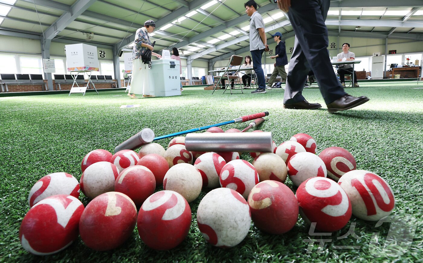 본문 이미지 - 제21대 대통령선거가 치루어진 3일 오전 투표소로 깜짝 변신한 세종시 연서면 신대게이트볼장 연서 제3투표소에서 유권자들이 소중한 한표를 행사하고 있다. 2025.6.3/뉴스1 ⓒ News1 김기남 기자