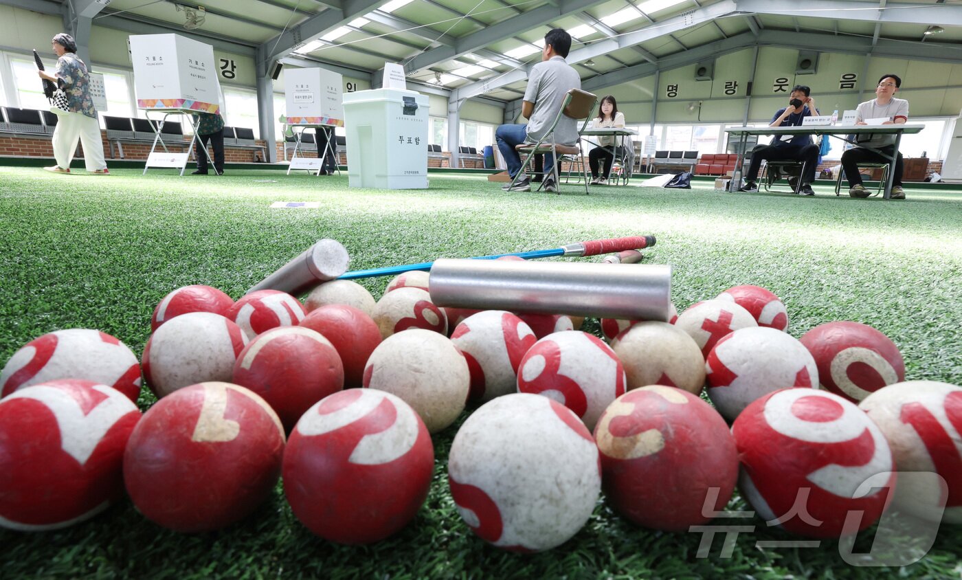 본문 이미지 - 제21대 대통령선거가 치루어진 3일 오전 투표소로 깜짝 변신한 세종시 연서면 신대게이트볼장 연서 제3투표소에서 유권자들이 소중한 한표를 행사하고 있다. 2025.6.3/뉴스1 ⓒ News1 김기남 기자