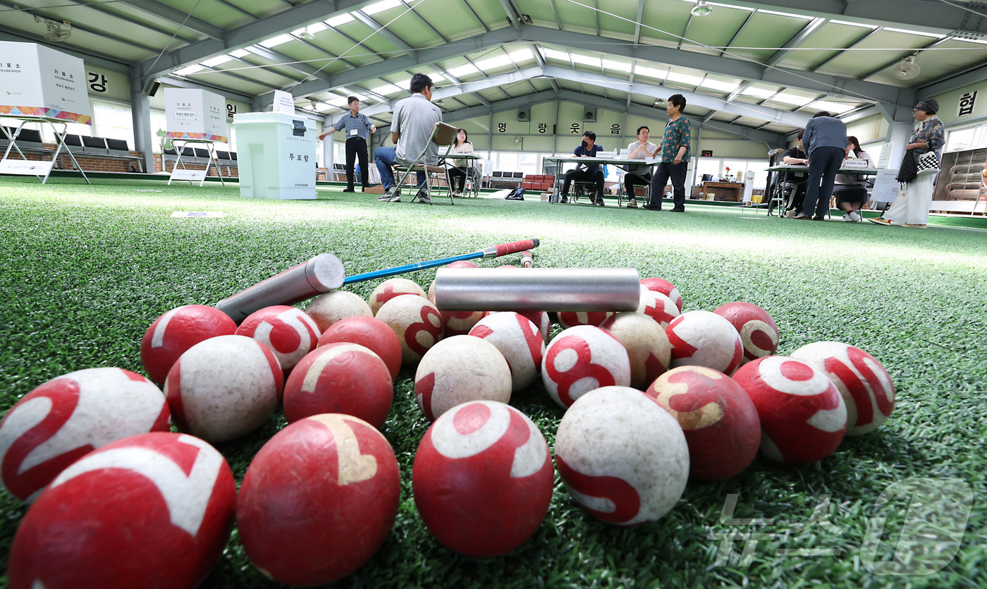 (세종=뉴스1) 김기남 기자 = 제21대 대통령선거가 치루어진 3일 오전 투표소로 깜짝 변신한 세종시 연서면 신대게이트볼장 연서 제3투표소에서 유권자들이 소중한 한표를 행사하고 있 …