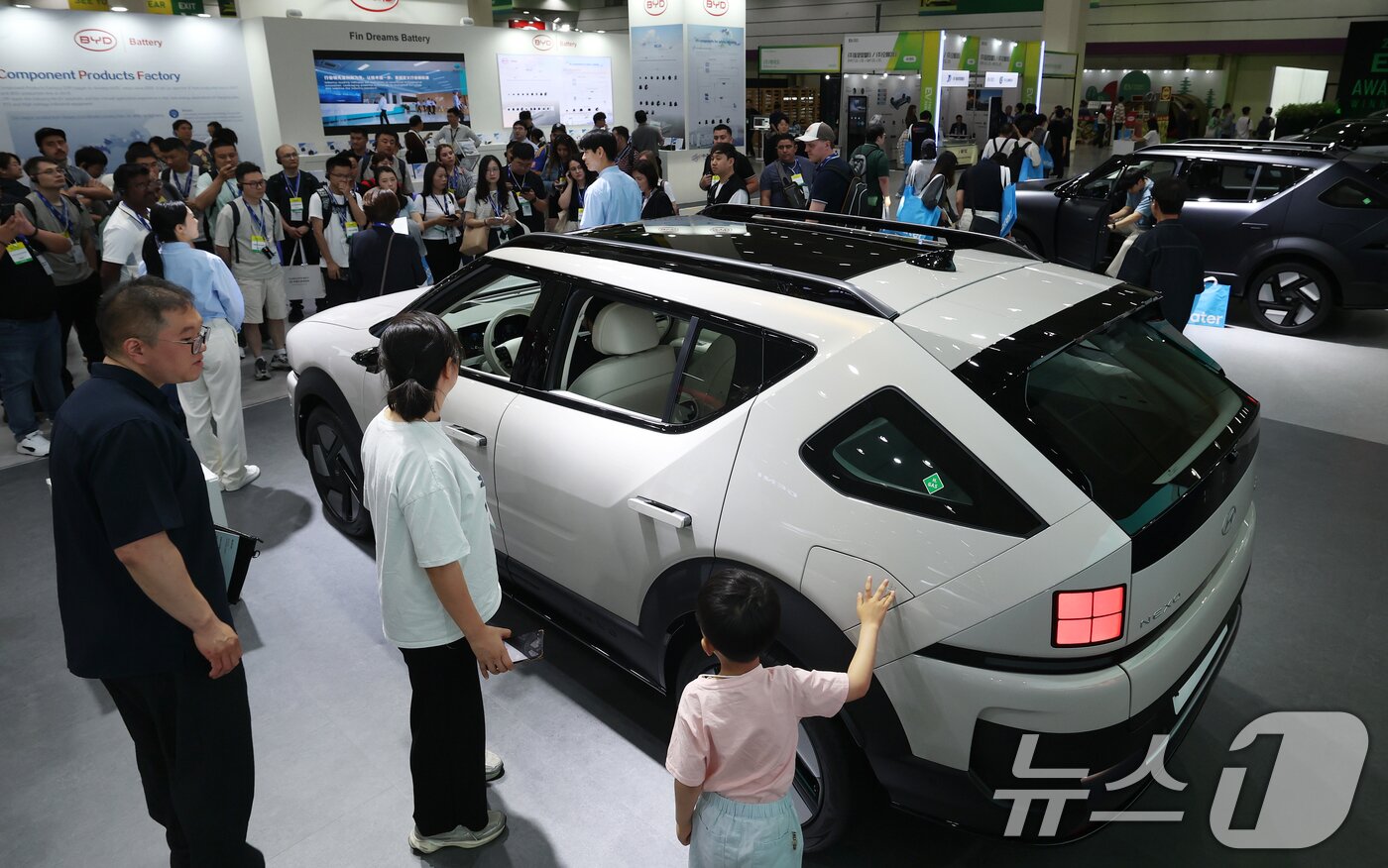 본문 이미지 - 3일 오전 서울 강남구 코엑스에서 열린 &#39;EV트렌드코리아 2025&#39; 현대자동차 부스에서 방문객들이 7년 만에 새롭게 공개된 &#39;디 올 뉴 넥쏘&#39;를 살펴보고 있다.  2025.6.3/뉴스1 ⓒ News1 오대일 기자