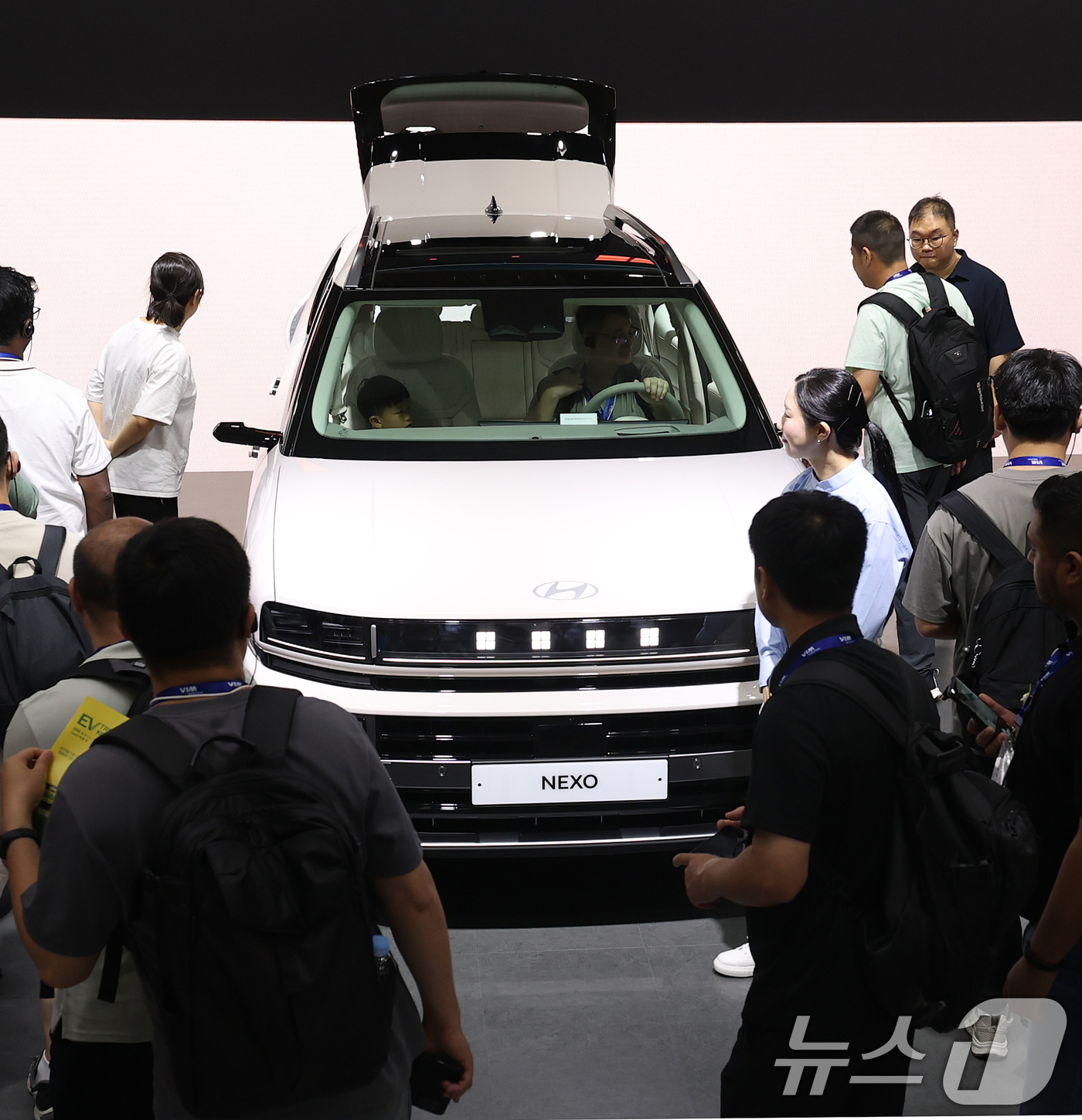 (서울=뉴스1) 오대일 기자 = 3일 오전 서울 강남구 코엑스에서 열린 'EV트렌드코리아 2025'에서 현대자동차 부스를 찾은 방문객들이 7년 만에 새롭게 공개된 '디 올 뉴 넥쏘 …