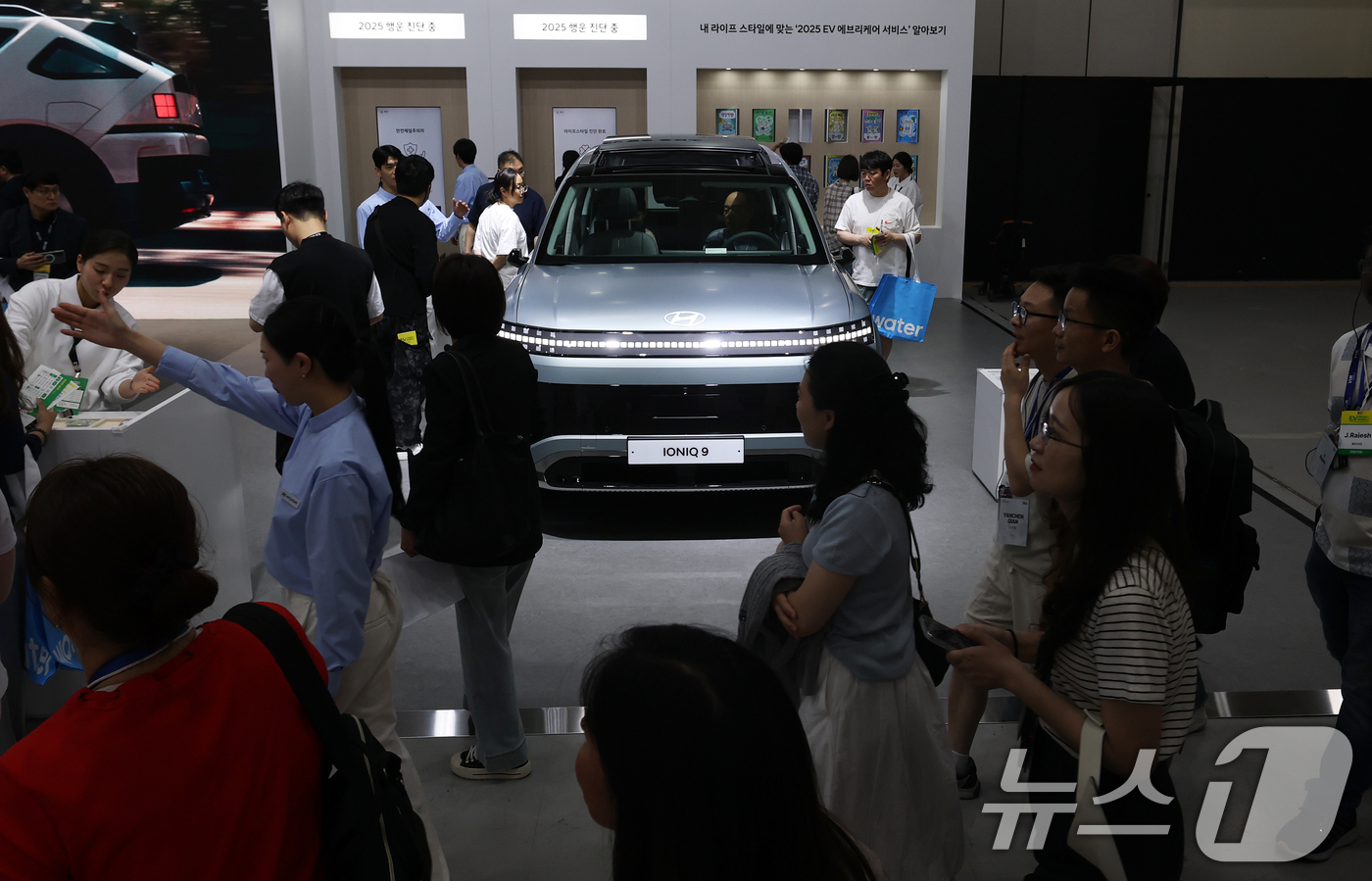 (서울=뉴스1) 오대일 기자 = 3일 오전 서울 강남구 코엑스에서 열린 'EV트렌드코리아 2025'에서 방문객들이 현대자동차의 전동화 플래그십 SUV '아이오닉 9'을 살펴보고 있 …