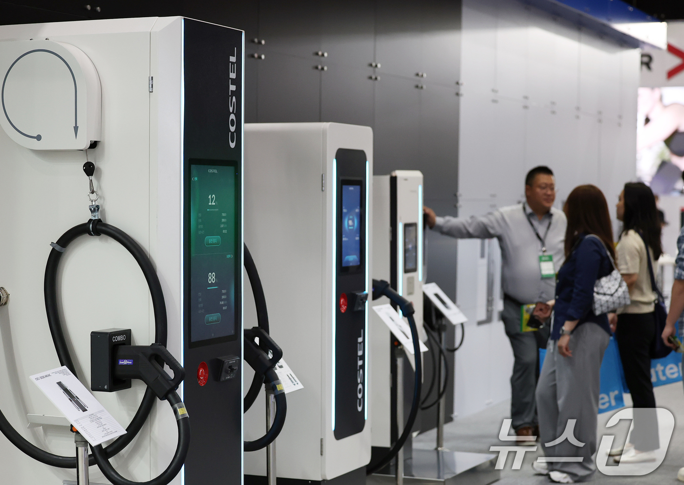 (서울=뉴스1) 오대일 기자 = 3일 오전 서울 강남구 코엑스에서 열린 'EV트렌드코리아 2025'에서 방문객들이 다양한 전기차 충전 시스템을 살펴보고 있다.국내 대표 전기차 전시 …