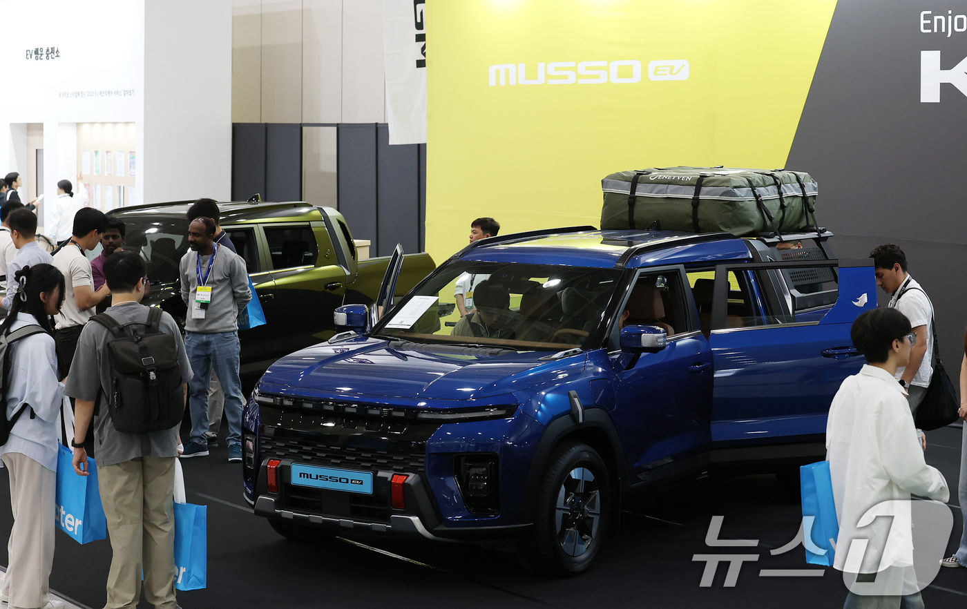 (서울=뉴스1) 오대일 기자 = 3일 오전 서울 강남구 코엑스에서 열린 'EV트렌드코리아 2025'에서 KGM 부스를 찾은 방문객들이 국내 최초 전기 픽업 무쏘EV를 살펴보고 있다 …