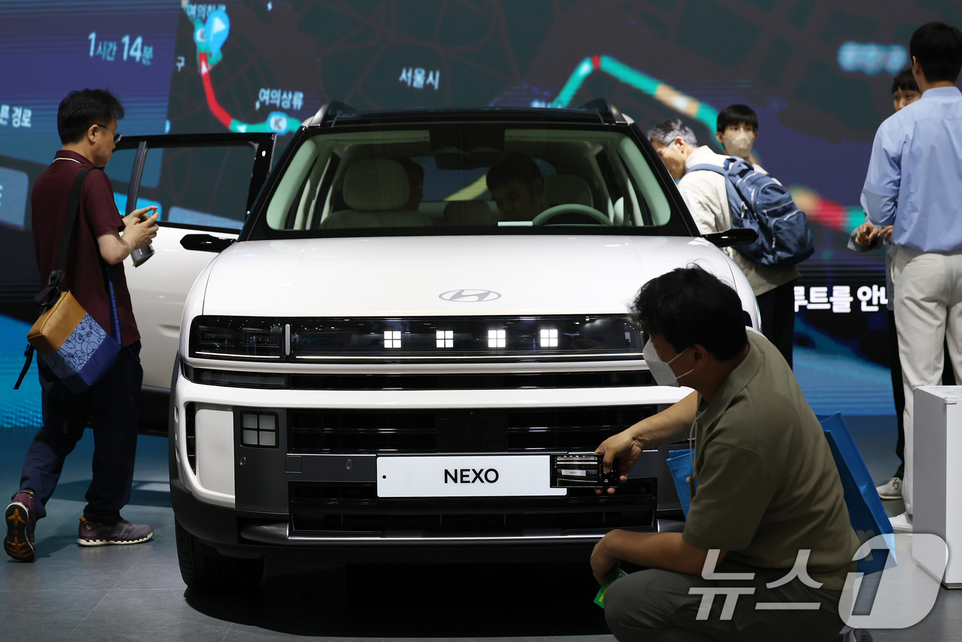 (서울=뉴스1) 오대일 기자 = 3일 오전 서울 강남구 코엑스에서 열린 'EV트렌드코리아 2025'에서 KGM 부스를 찾은 방문객들이 7년 만에 새롭게 공개된 '디 올 뉴 넥쏘'를 …