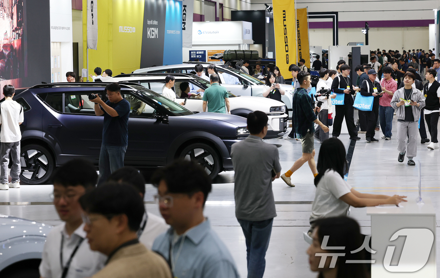 (서울=뉴스1) 오대일 기자 = 3일 오전 서울 강남구 코엑스에서 열린 'EV트렌드코리아 2025'에서 방문객들이 현대자동차 부스를 살펴보고 있다.국내 대표 전기차 전시회 'EV트 …