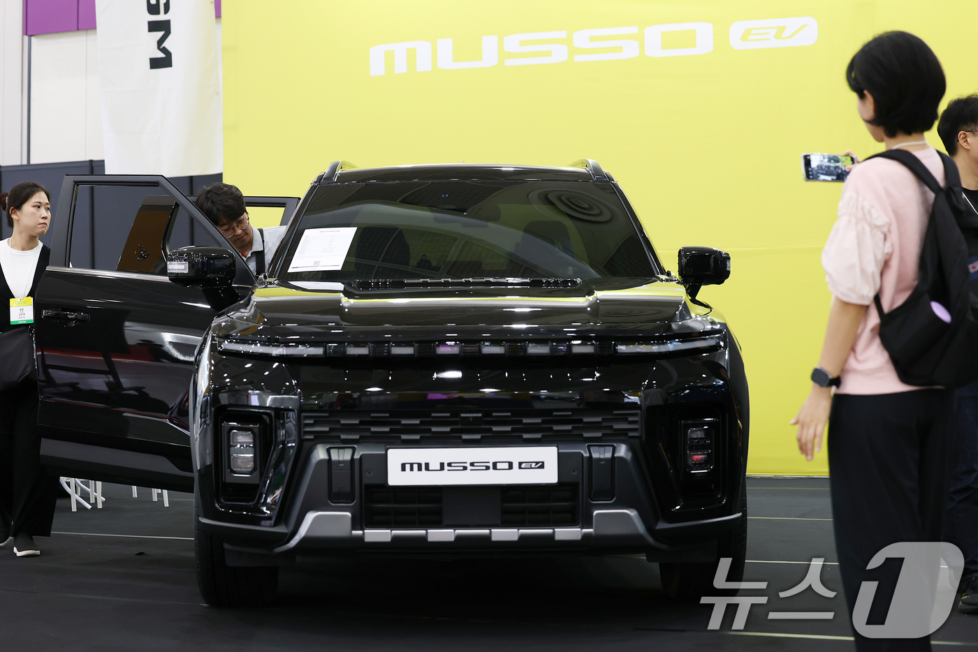 (서울=뉴스1) 오대일 기자 = 3일 오전 서울 강남구 코엑스에서 열린 'EV트렌드코리아 2025'에서 KGM 부스를 찾은 방문객들이 국내 최초 전기 픽업 무쏘EV를 살펴보고 있다 …