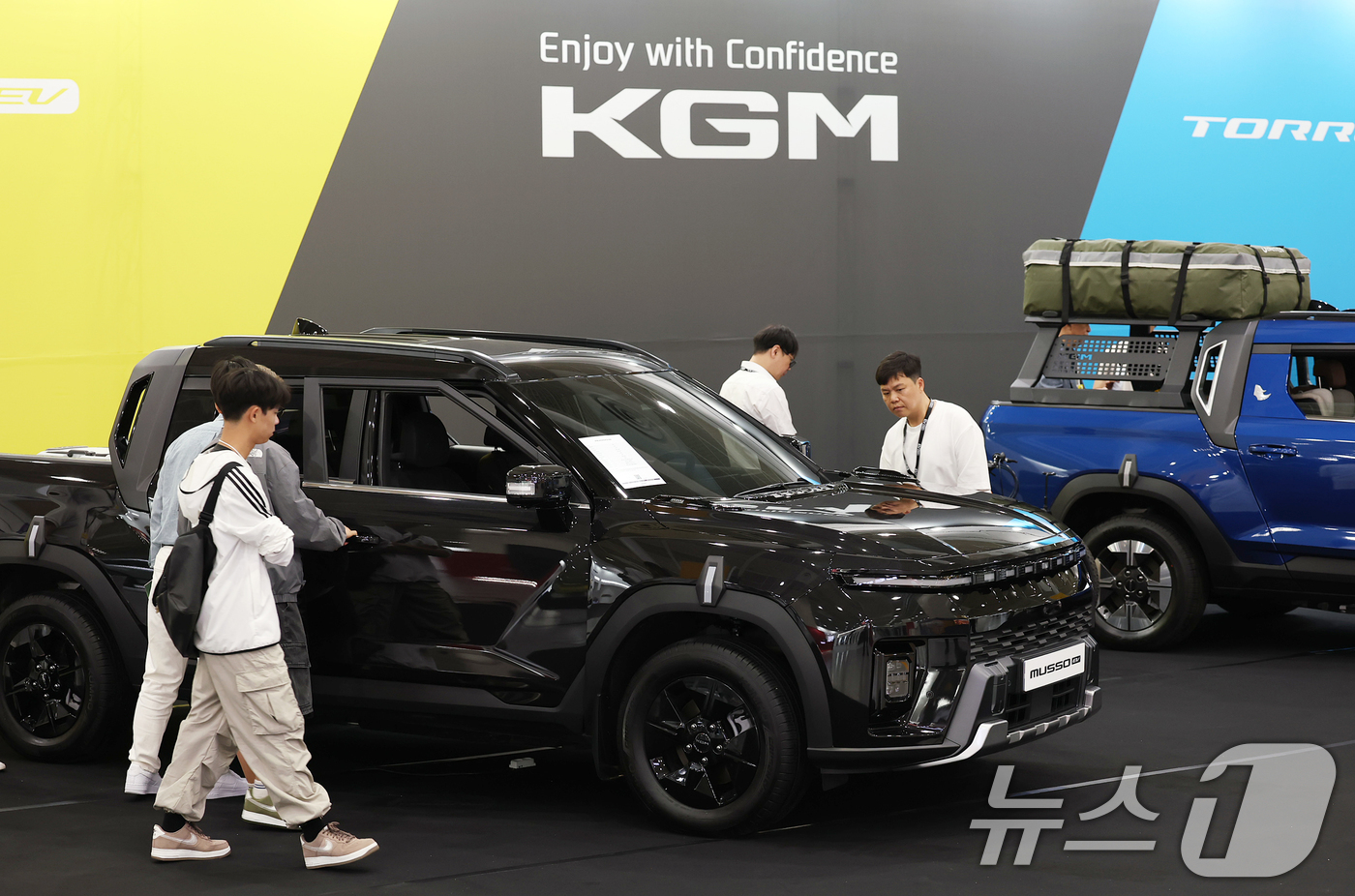 (서울=뉴스1) 오대일 기자 = 3일 오전 서울 강남구 코엑스에서 열린 'EV트렌드코리아 2025'에서 KGM 부스를 찾은 방문객들이 국내 최초 전기 픽업 무쏘EV를 살펴보고 있다 …