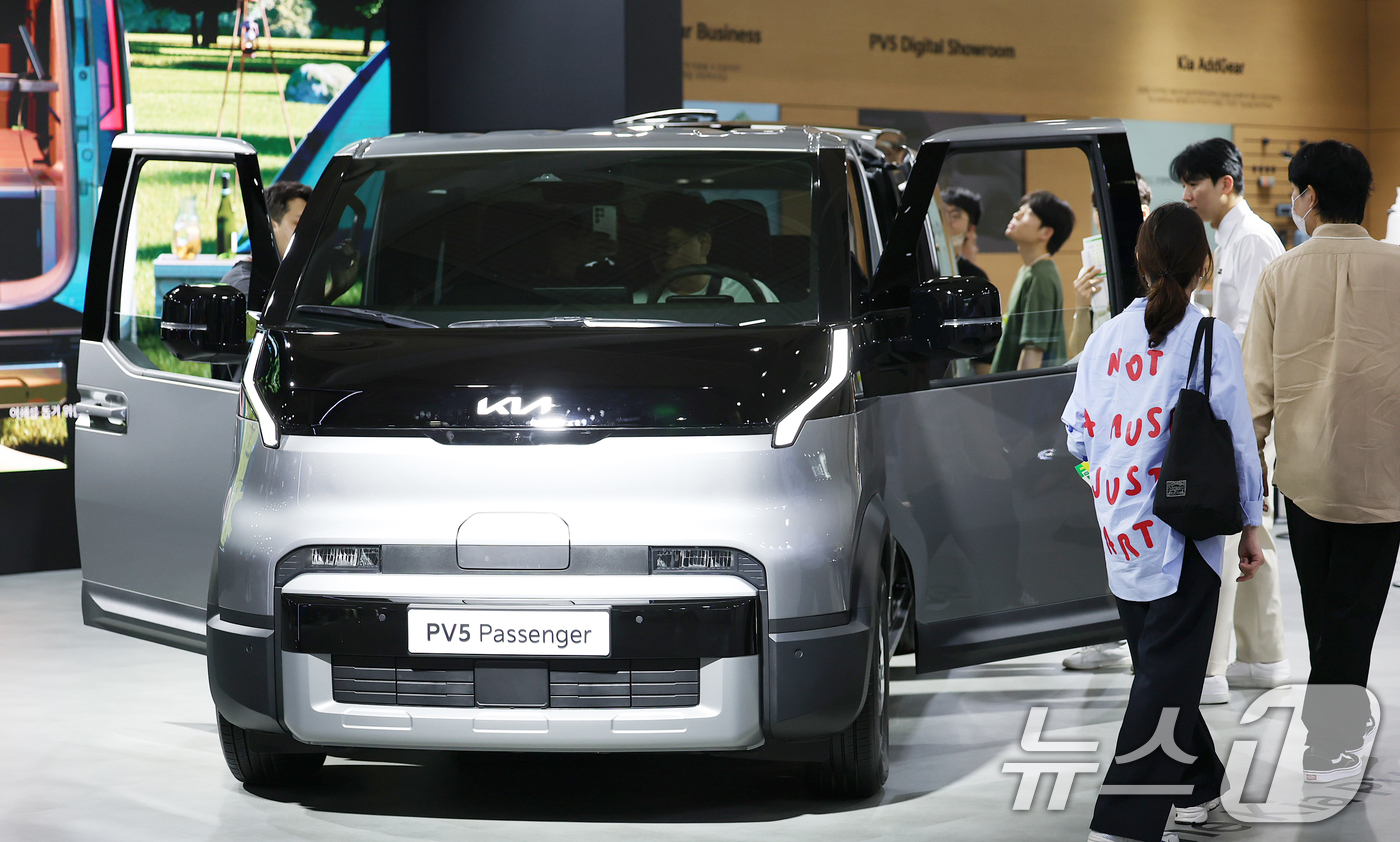 (서울=뉴스1) 오대일 기자 = 3일 오전 서울 강남구 코엑스에서 열린 'EV트렌드코리아 2025'에서 방문객들이 기아의 목적기반차량(PBV) 비즈니스의 첫 양산 모델 'PV5 패 …
