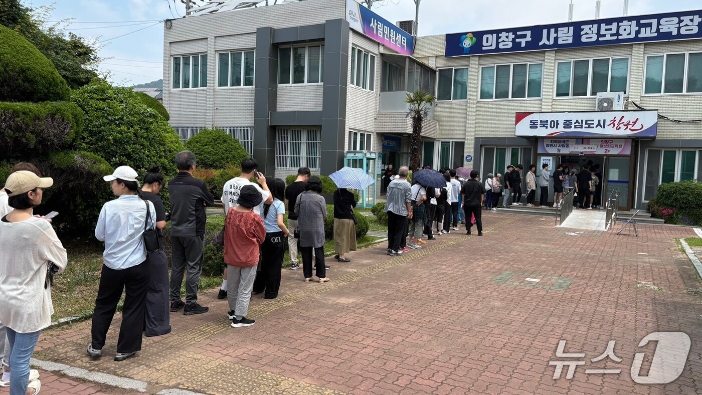 본문 이미지 - 3일 낮 12시쯤 투표소가 마련된 창원시 의창구 사림동 사림민원센터를 찾은 유권자들이 투표를 하기 위해 줄 서 있다. ⓒ 뉴스1 강정태 기자