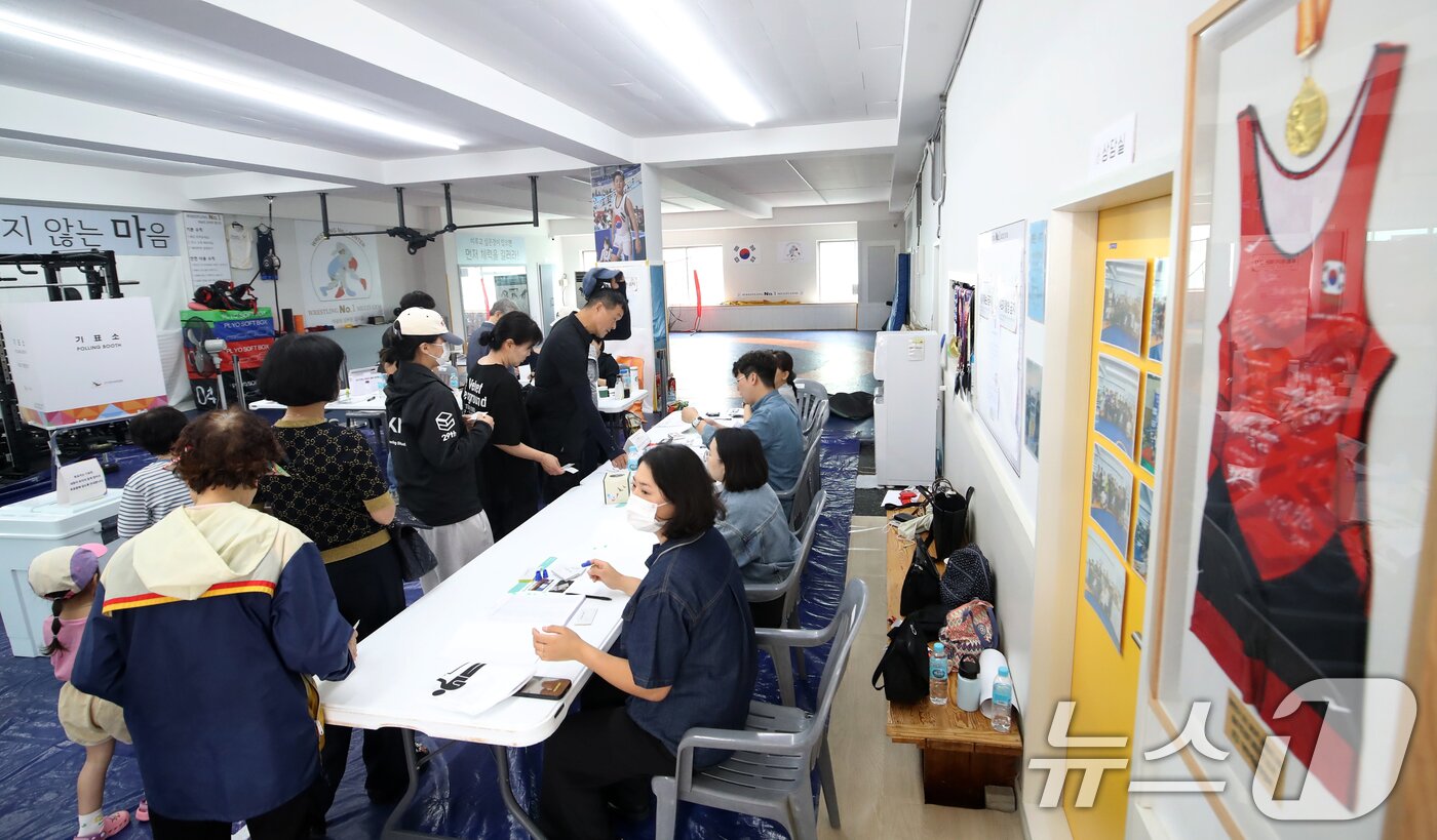 본문 이미지 - 제21대 대통령 선거일인 3일 부산 수영구 레슬링넘버원 멀티짐에 마련된 남천제2동 제3투표소에서 유권자들이 투표를 하고 있다. 2025.6.3/뉴스1 ⓒ News1 윤일지 기자