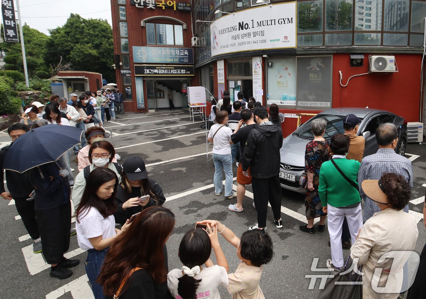 본문 이미지 - 제21대 대통령 선거일인 3일 부산 수영구 레슬링넘버원 멀티짐에 마련된 남천제2동 제3투표소에서 유권자들이 투표를 하기 위해 줄을 서 있다. 2025.6.3/뉴스1 ⓒ News1 윤일지 기자