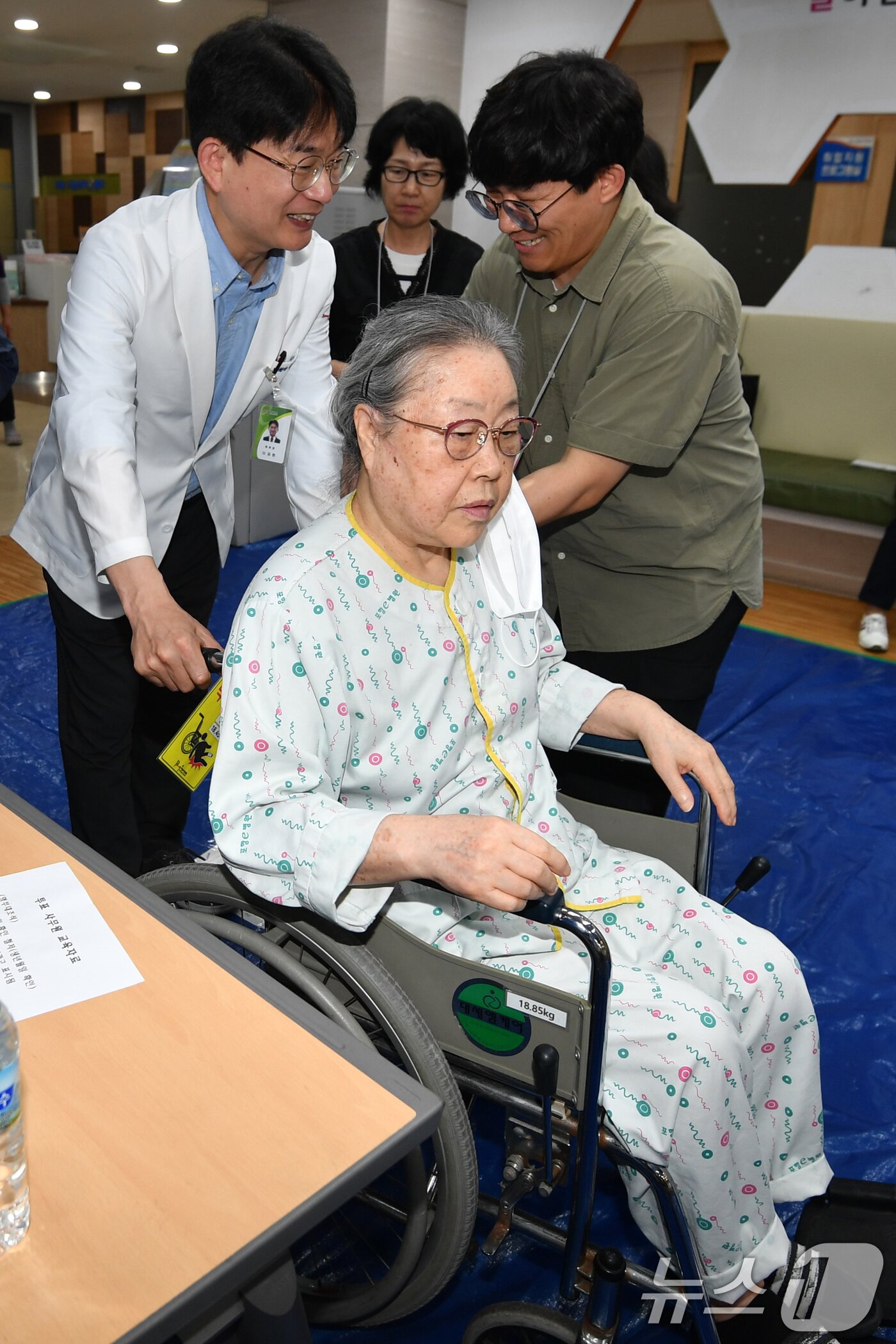 본문 이미지 - 제21대 대통령 선거일인 3일 경북 포항시 북구 죽도동 포항고용복지센터에 마련된 투표소에서 요양병원에 입원 중이던 이 모(74)씨가 투표사무원과 병원관계자의 도움으로 기표소를 이동하고 있다.2025.6.3/뉴스1 ⓒ News1 최창호 기자
