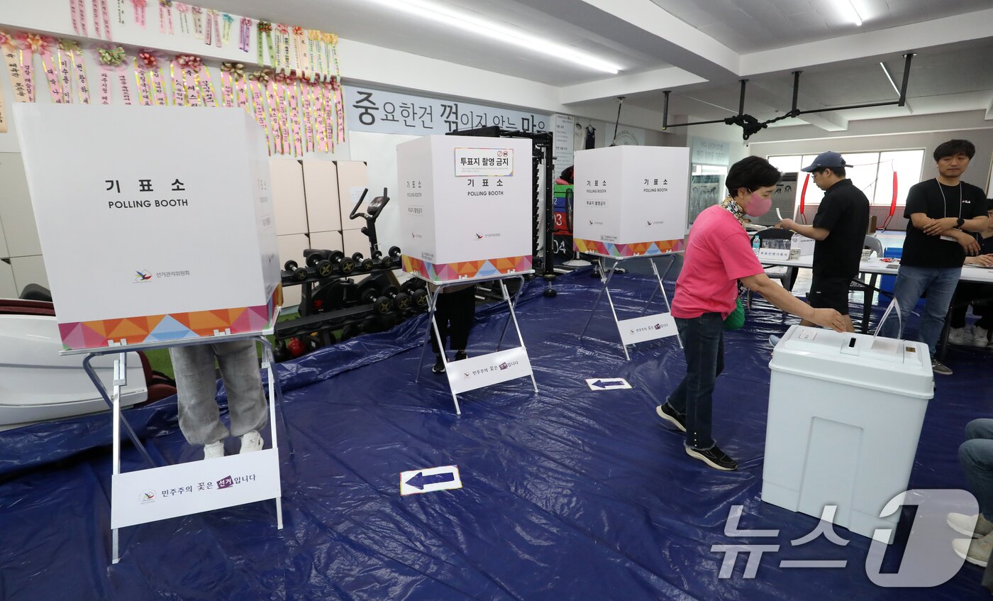 본문 이미지 - 제21대 대통령 선거일인 3일 부산 수영구 레슬링넘버원 멀티짐에 마련된 남천제2동 제3투표소에서 유권자들이 투표를 하고 있다. 2025.6.3/뉴스1 ⓒ News1 윤일지 기자
