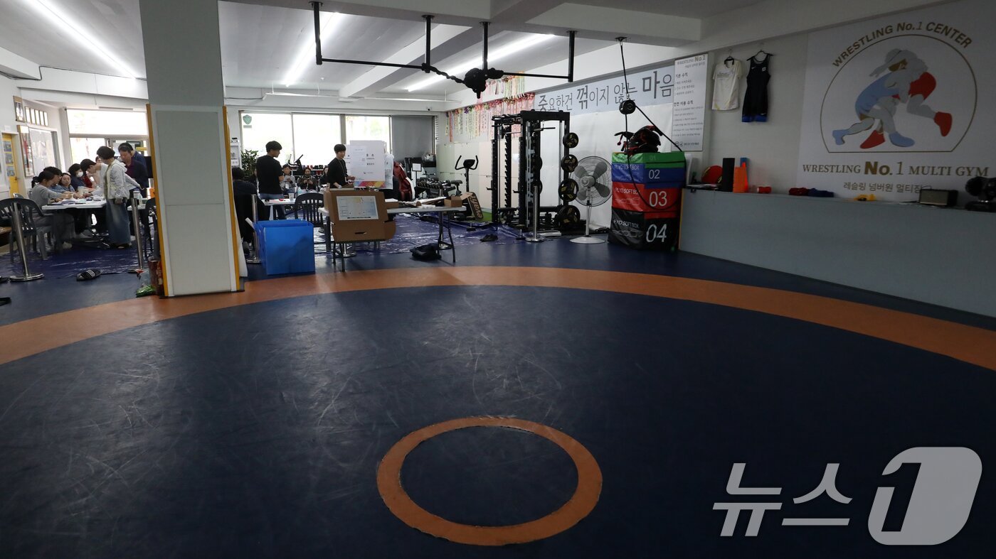 본문 이미지 - 제21대 대통령 선거일인 3일 부산 수영구 레슬링넘버원 멀티짐에 마련된 남천제2동 제3투표소에서 유권자들이 투표를 하고 있다. 2025.6.3/뉴스1 ⓒ News1 윤일지 기자