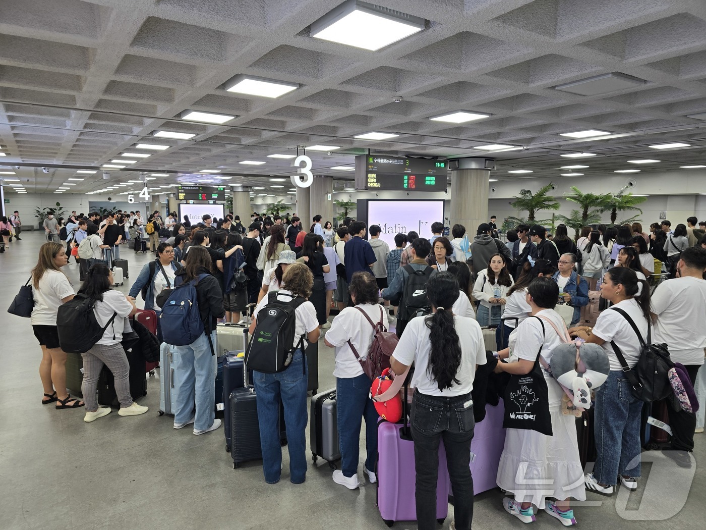 (제주=뉴스1) 황덕현 기후환경전문기자 = 제21대 대통령 선거일인 3일  제주국제공항에 여행객들이 몰리고 있다. 2025.6.3/뉴스1