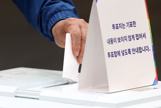 '아픈 몸 이끌고' '고민 거듭하다'…마감 직전 투표소 찾은 유권자들
